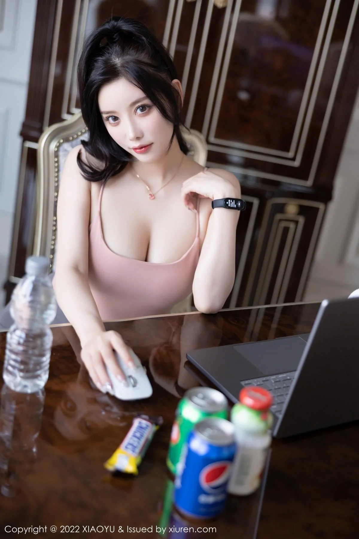 杨晨晨Yome心愿旅拍浅粉色吊带配深灰运动裤撩人绝美写真 第 24 张