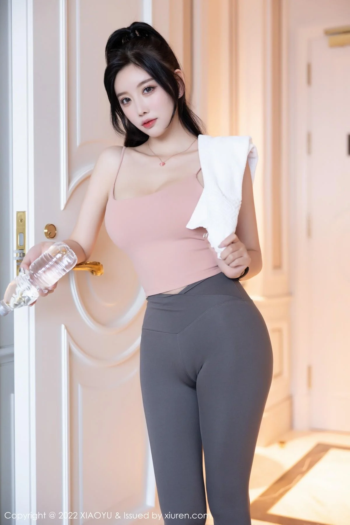 杨晨晨Yome心愿旅拍浅粉色吊带配深灰运动裤撩人绝美写真 第 4 张
