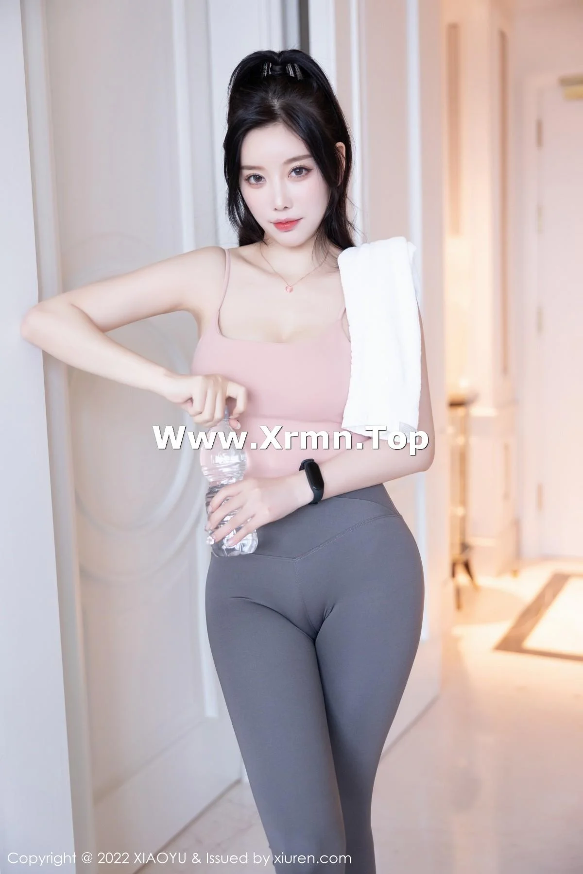 杨晨晨Yome心愿旅拍浅粉色吊带配深灰运动裤撩人绝美写真 第 9 张