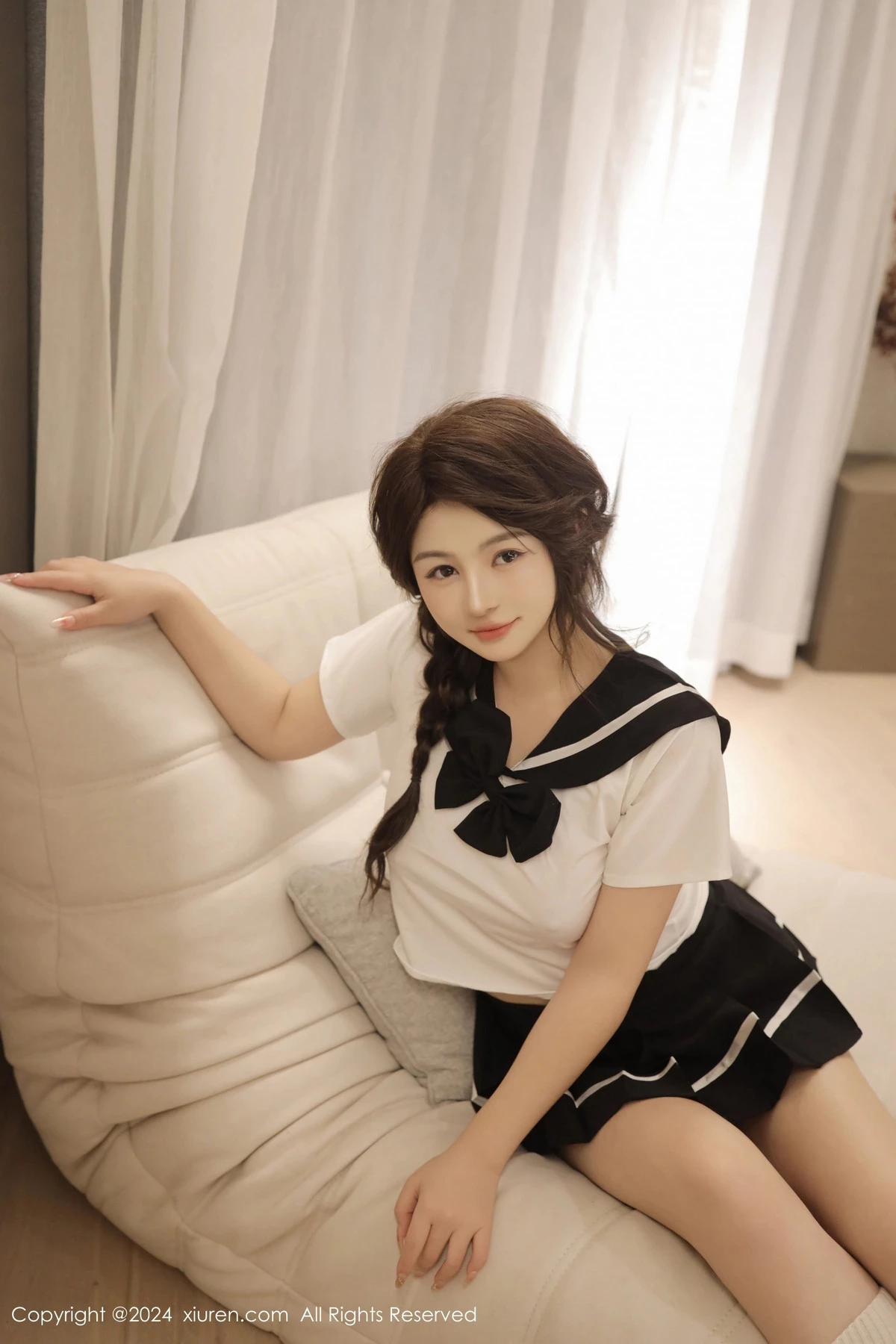 沈思怡性感学生短裙套装配白色腿袜秀翘臀美腿迷人绝美写真 第 2 张