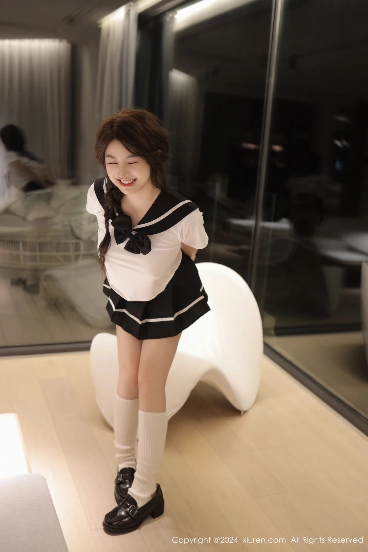 沈思怡性感学生短裙套装配白色腿袜秀翘臀美腿迷人绝美写真 第 20 张