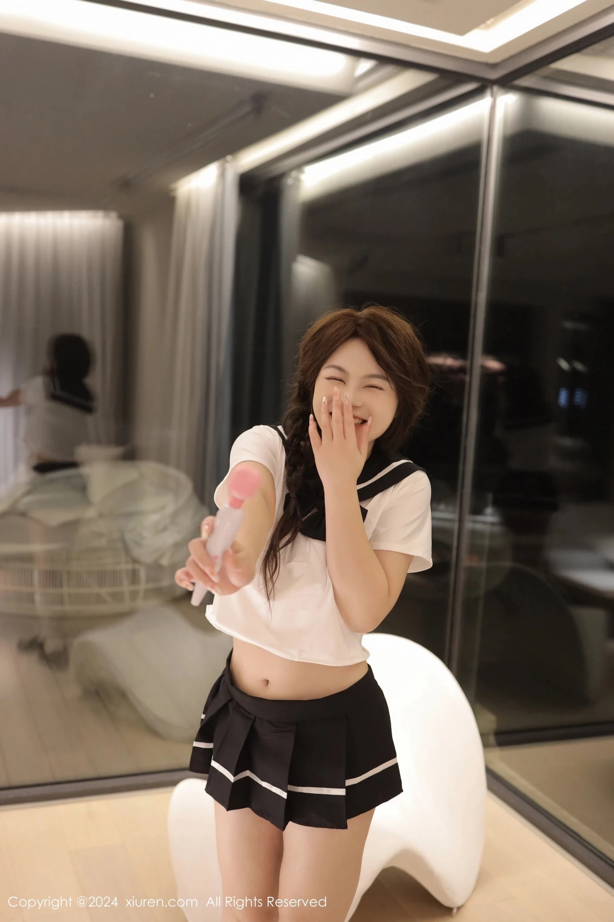 沈思怡性感学生短裙套装配白色腿袜秀翘臀美腿迷人绝美写真 第 22 张