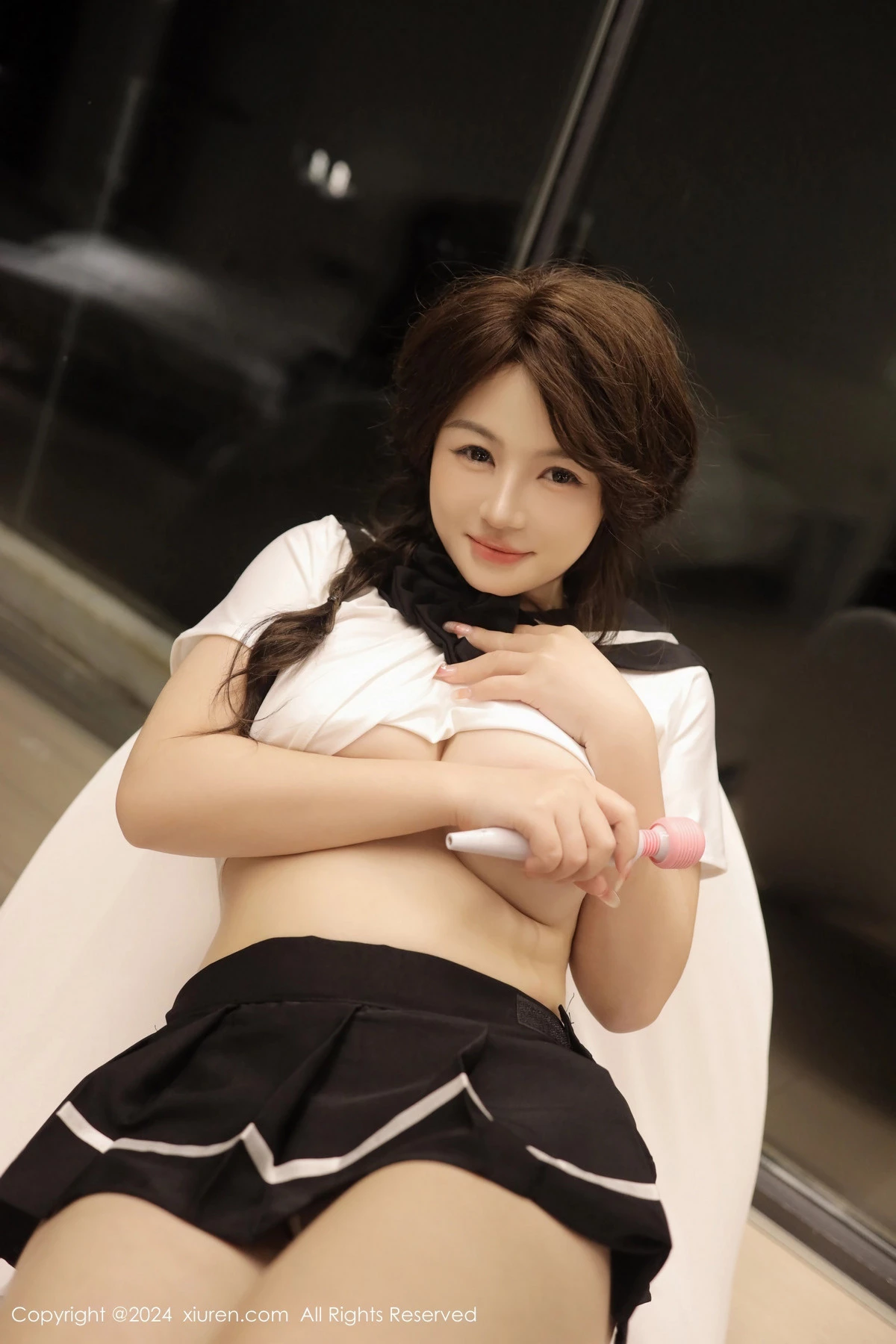 沈思怡性感学生短裙套装配白色腿袜秀翘臀美腿迷人绝美写真 第 41 张