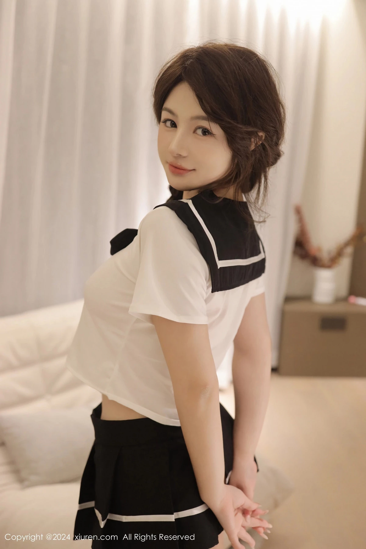 沈思怡性感学生短裙套装配白色腿袜秀翘臀美腿迷人绝美写真 第 5 张