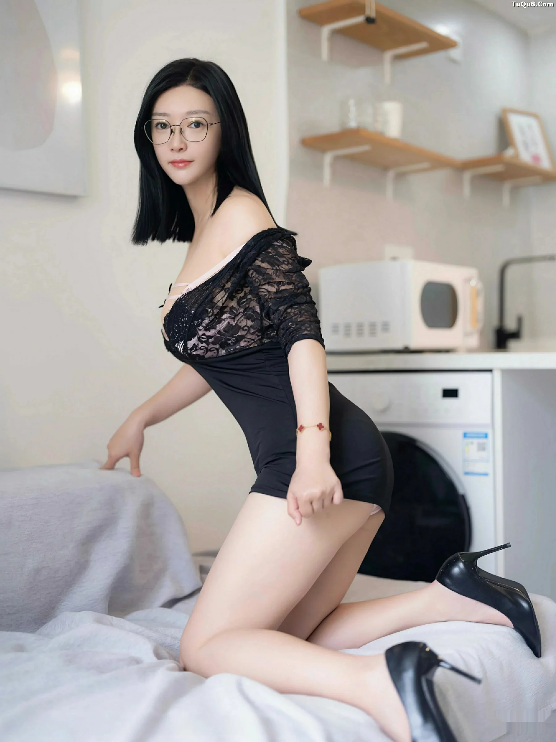 雅茹老师性感黑色服饰露黑色蕾丝内衣秀丰满身材绝美写真 第 36 张