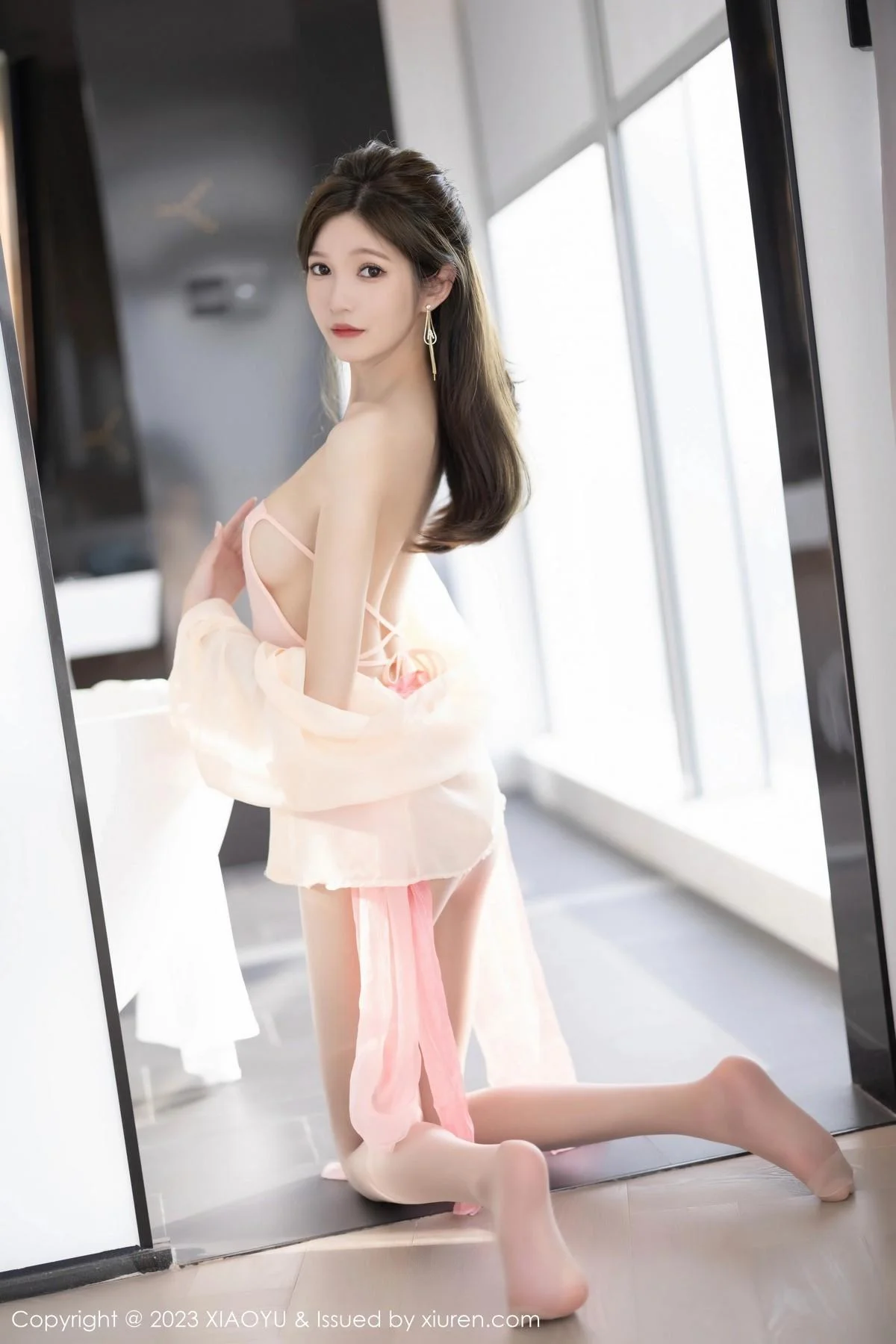 程程程白色吊带长裙+粉红色薄纱布兜秀曼妙身姿绝美写真 第 139 张