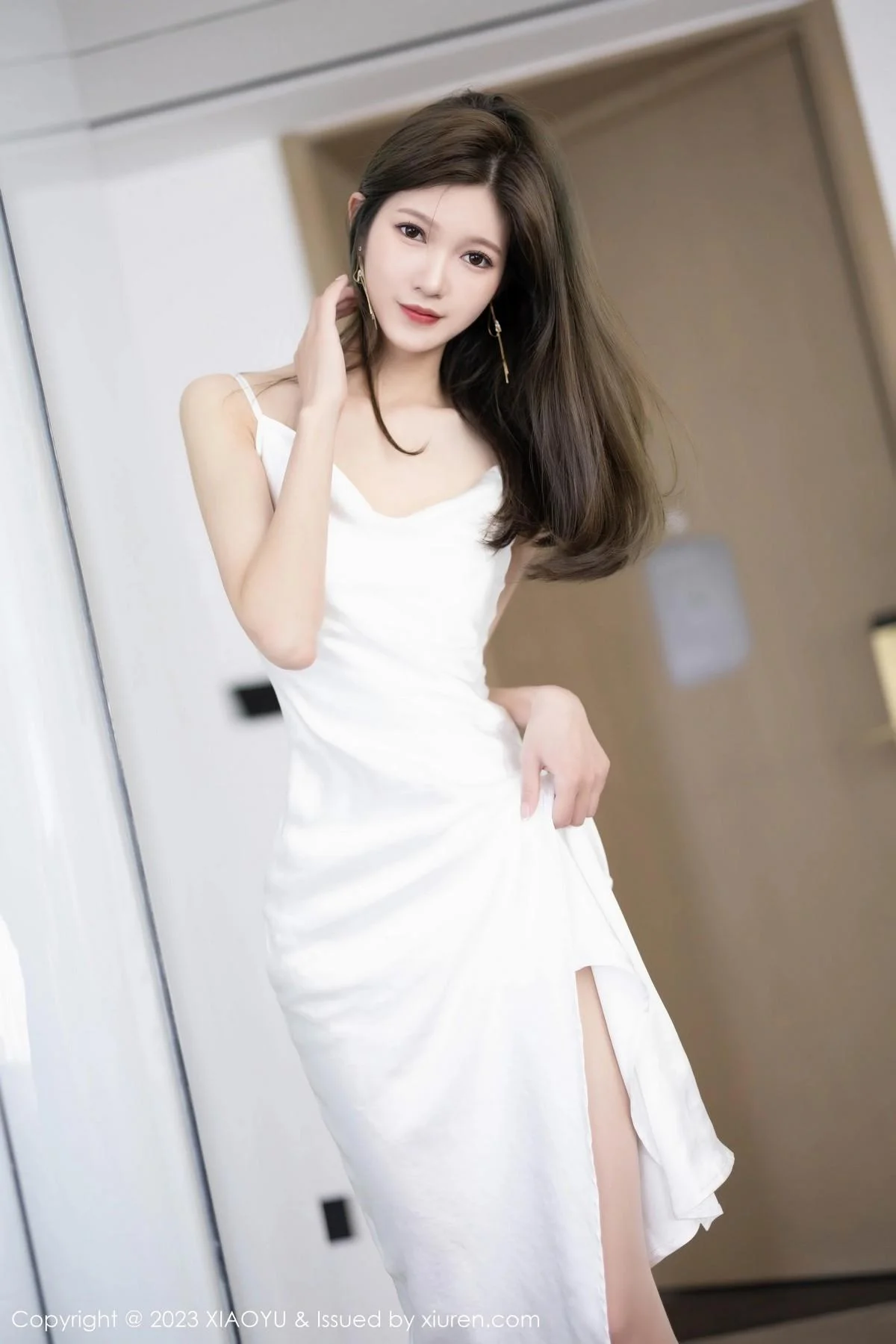 程程程白色吊带长裙+粉红色薄纱布兜秀曼妙身姿绝美写真 第 30 张