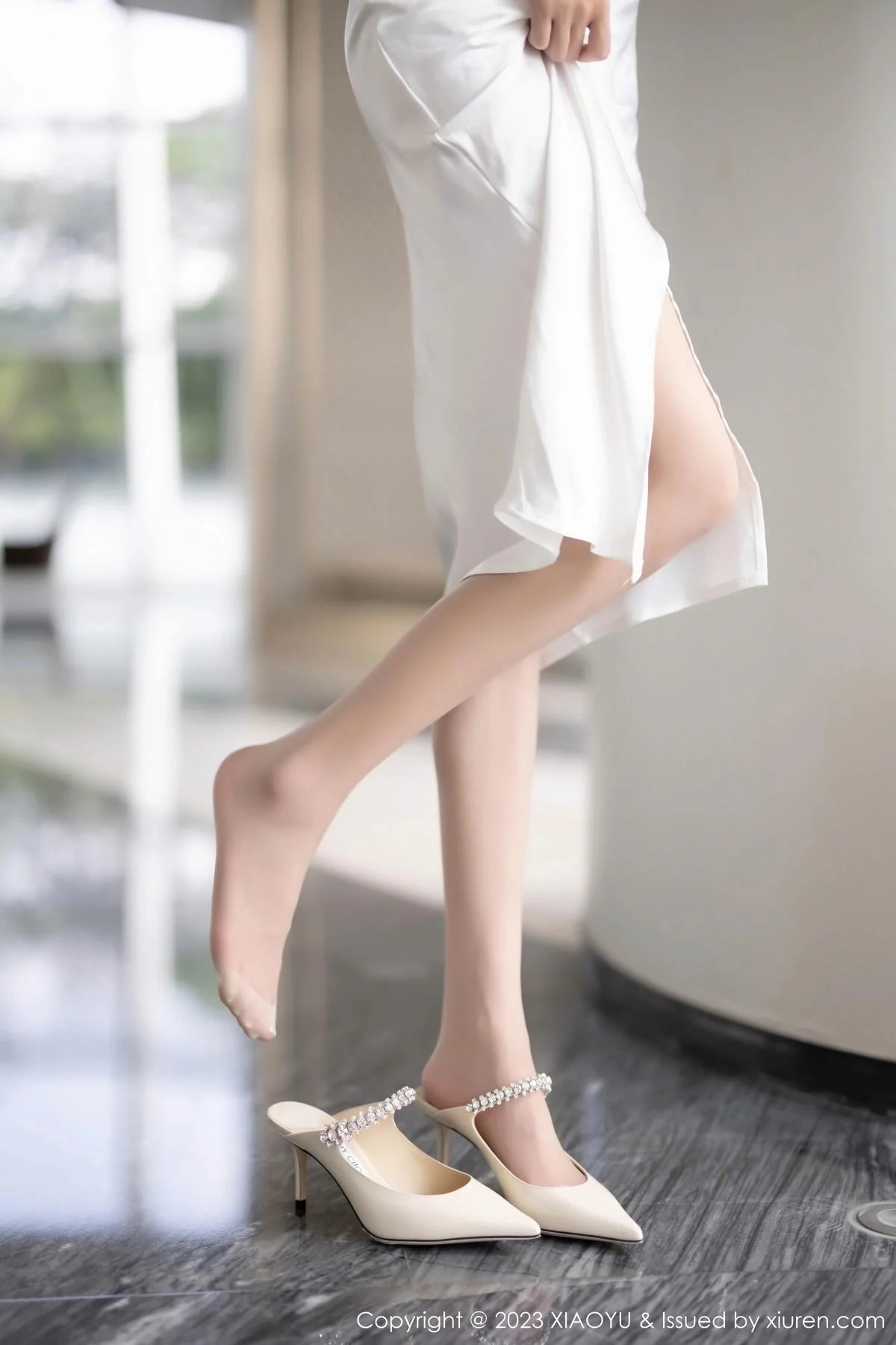 程程程白色吊带长裙+粉红色薄纱布兜秀曼妙身姿绝美写真 第 5 张
