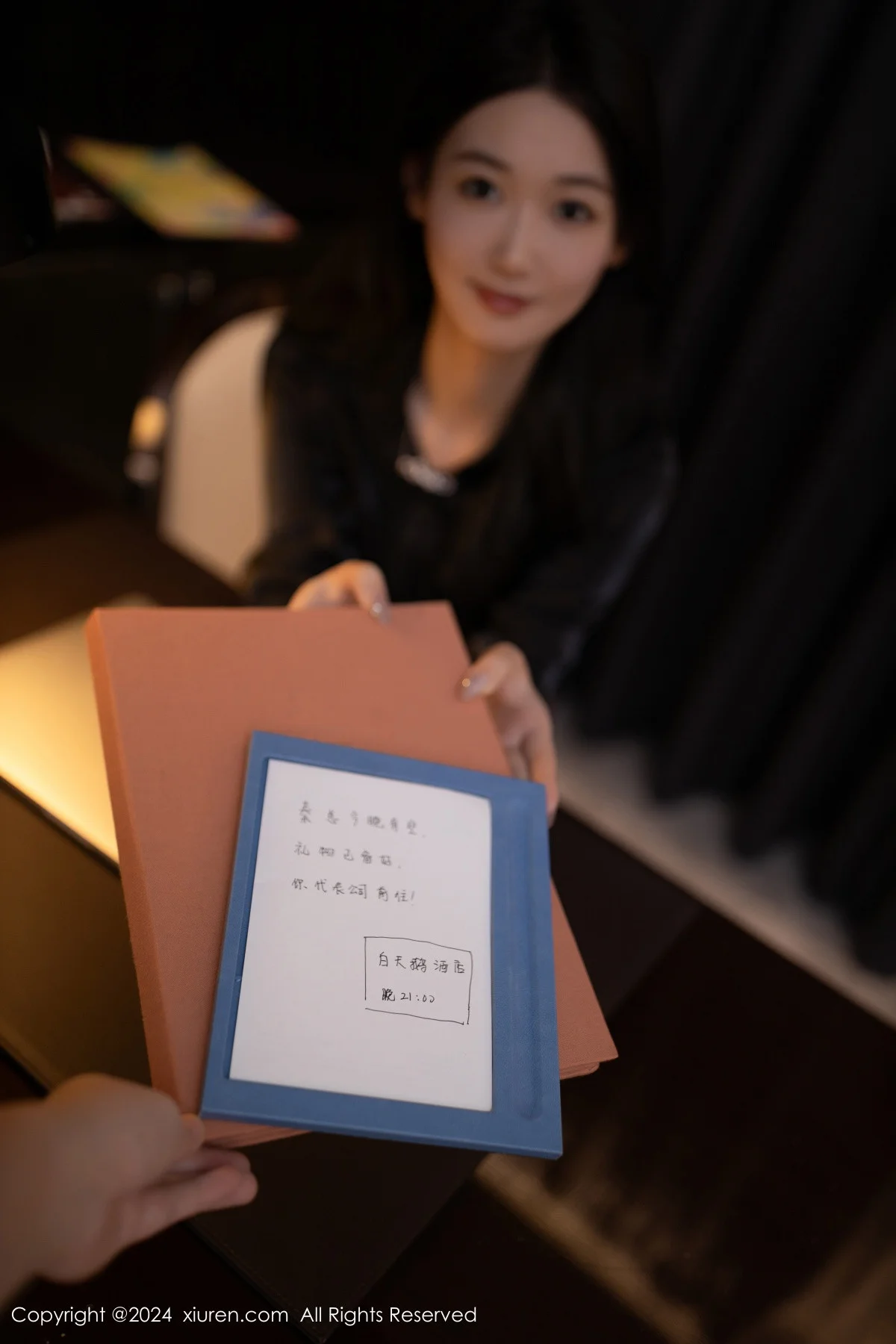唐安琪送礼主题性感黑色OL服饰配黑丝袜秀曼妙身姿绝美写真 第 2 张