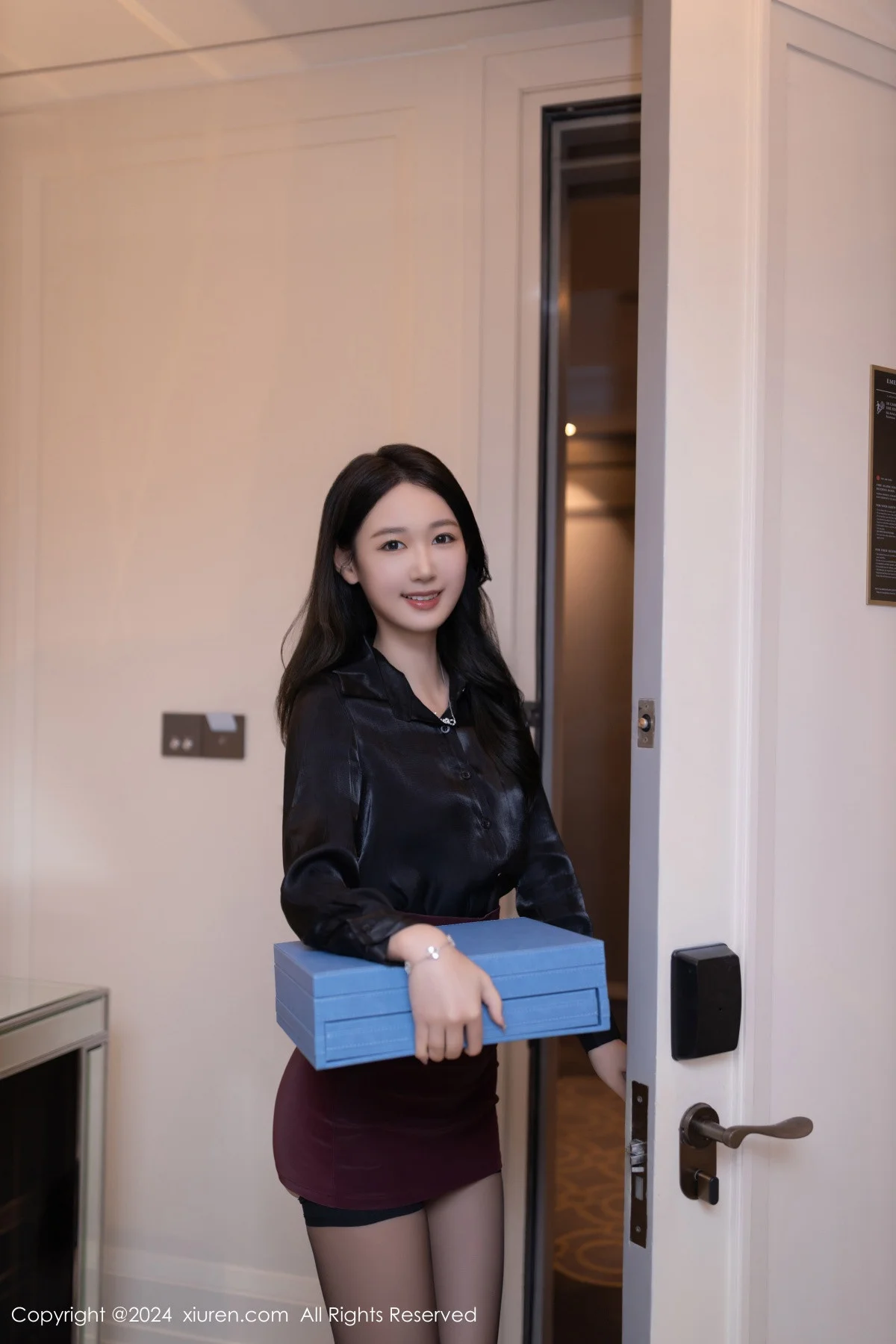 唐安琪送礼主题性感黑色OL服饰配黑丝袜秀曼妙身姿绝美写真 第 3 张