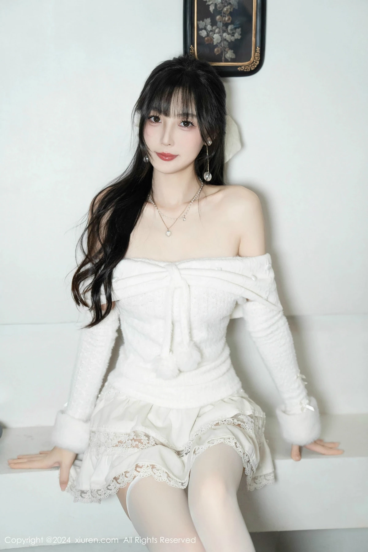 林星阑白色连衣短裙露红色情趣内衣配白丝袜秀美腿绝美写真 第 1 张