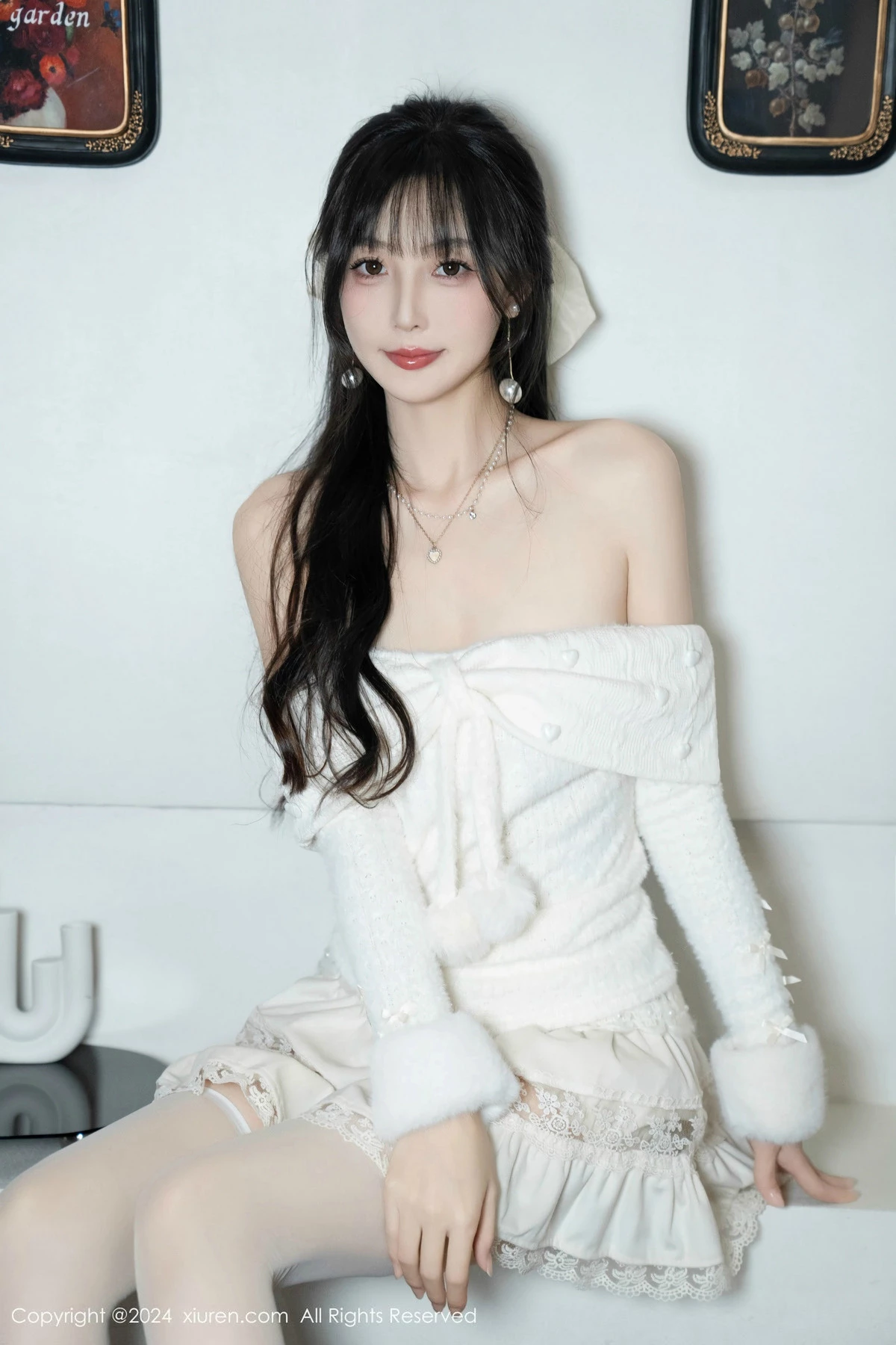 林星阑白色连衣短裙露红色情趣内衣配白丝袜秀美腿绝美写真 第 11 张