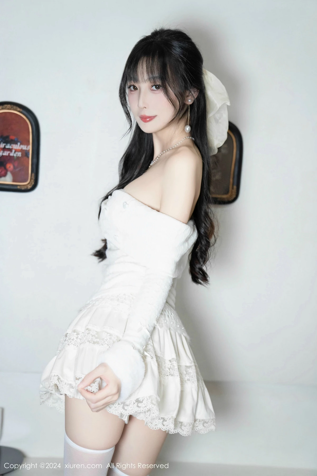 林星阑白色连衣短裙露红色情趣内衣配白丝袜秀美腿绝美写真 第 18 张