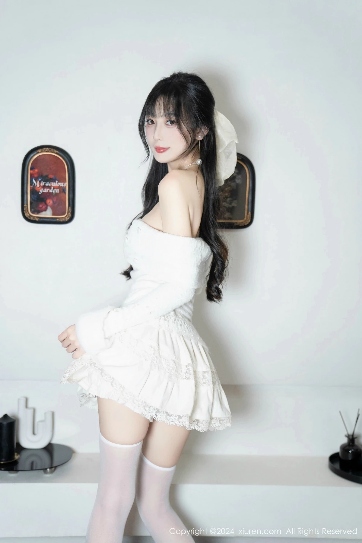 林星阑白色连衣短裙露红色情趣内衣配白丝袜秀美腿绝美写真 第 2 张