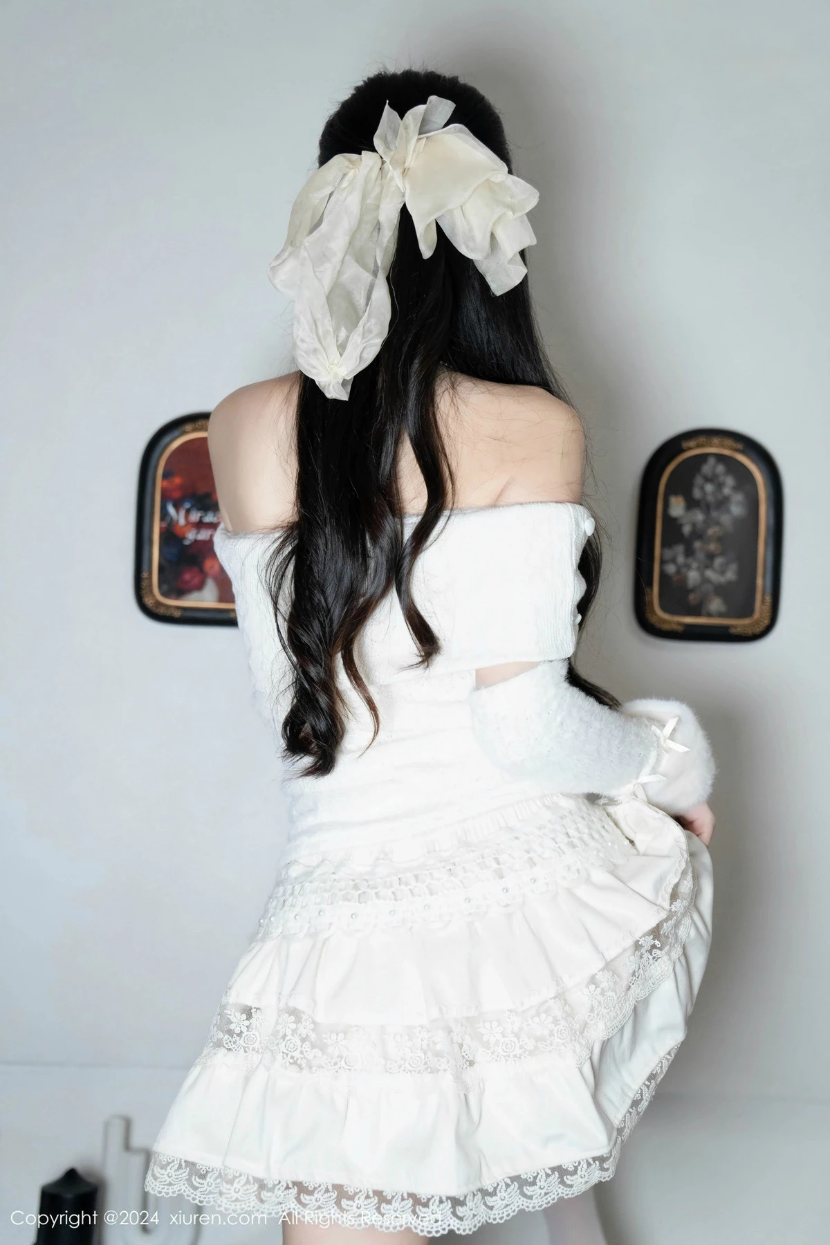 林星阑白色连衣短裙露红色情趣内衣配白丝袜秀美腿绝美写真 第 22 张