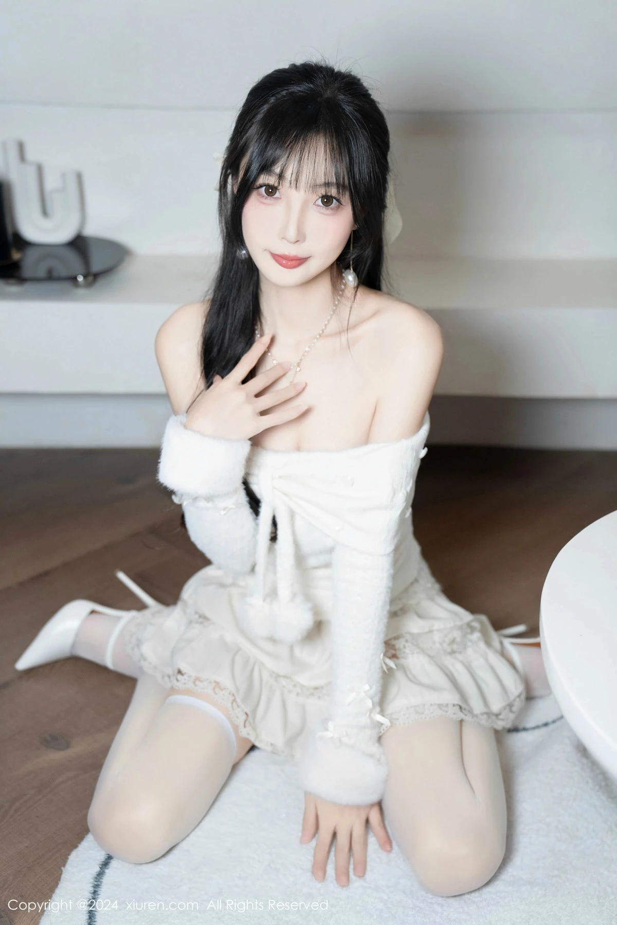 林星阑白色连衣短裙露红色情趣内衣配白丝袜秀美腿绝美写真 第 24 张