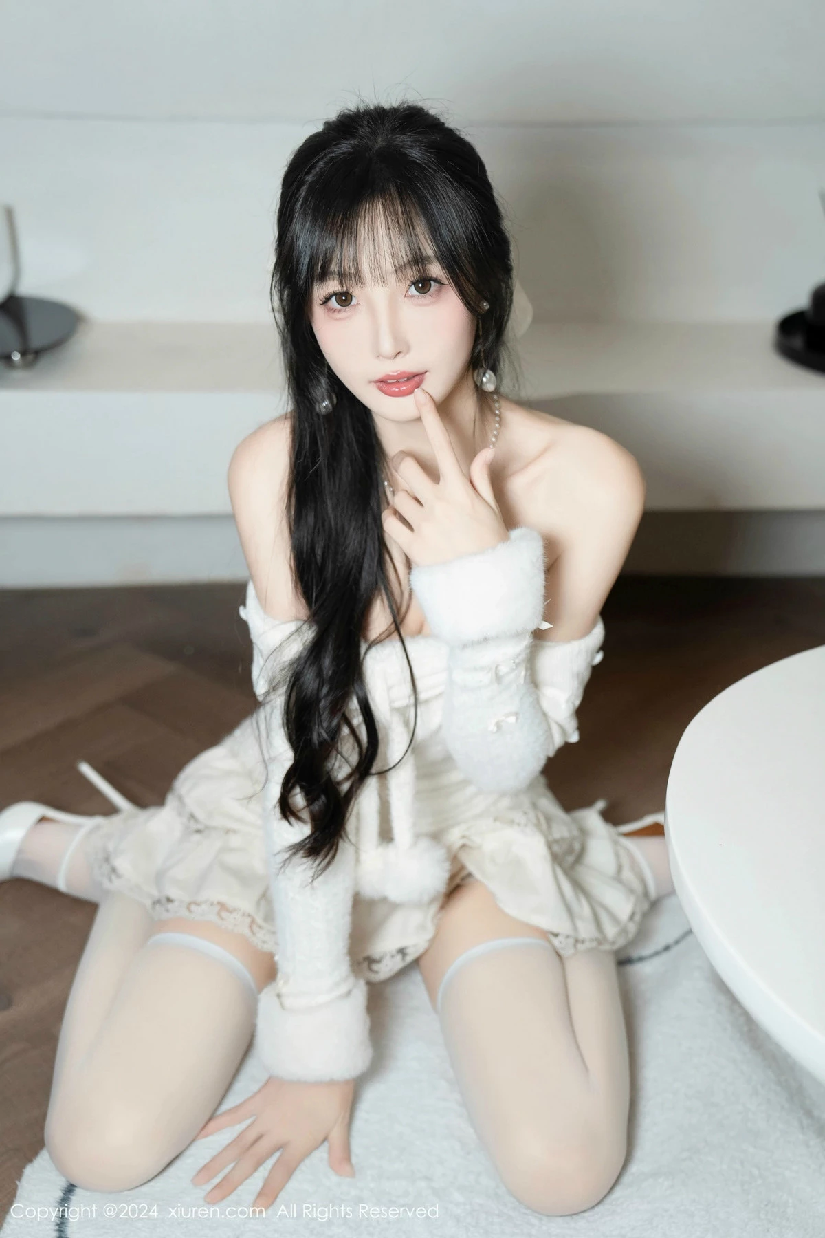 林星阑白色连衣短裙露红色情趣内衣配白丝袜秀美腿绝美写真 第 32 张