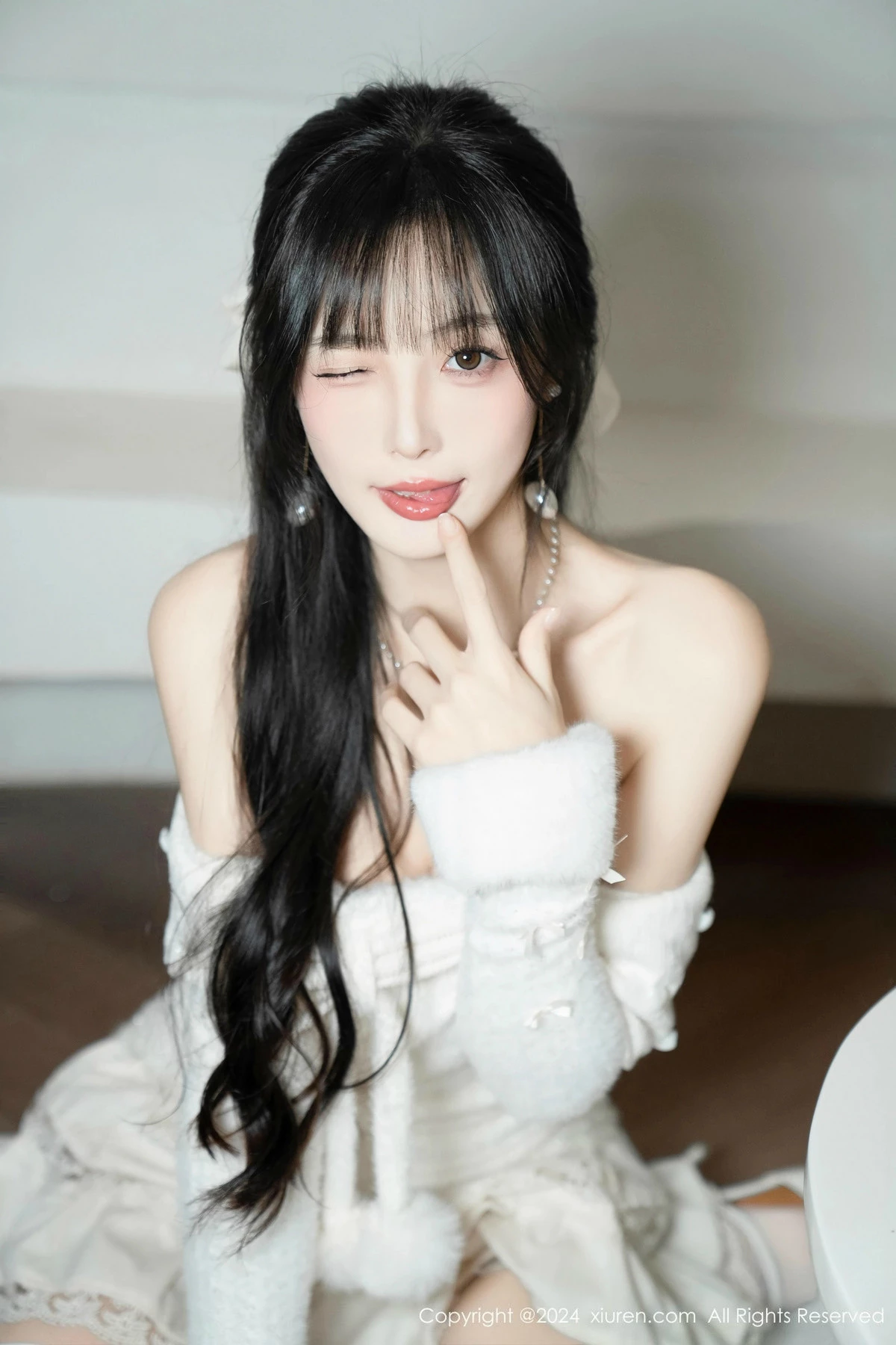 林星阑白色连衣短裙露红色情趣内衣配白丝袜秀美腿绝美写真 第 33 张