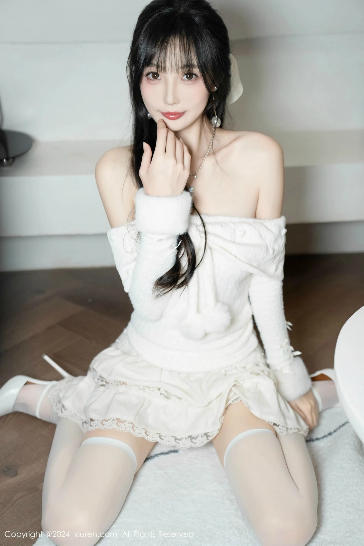 林星阑白色连衣短裙露红色情趣内衣配白丝袜秀美腿绝美写真 第 34 张