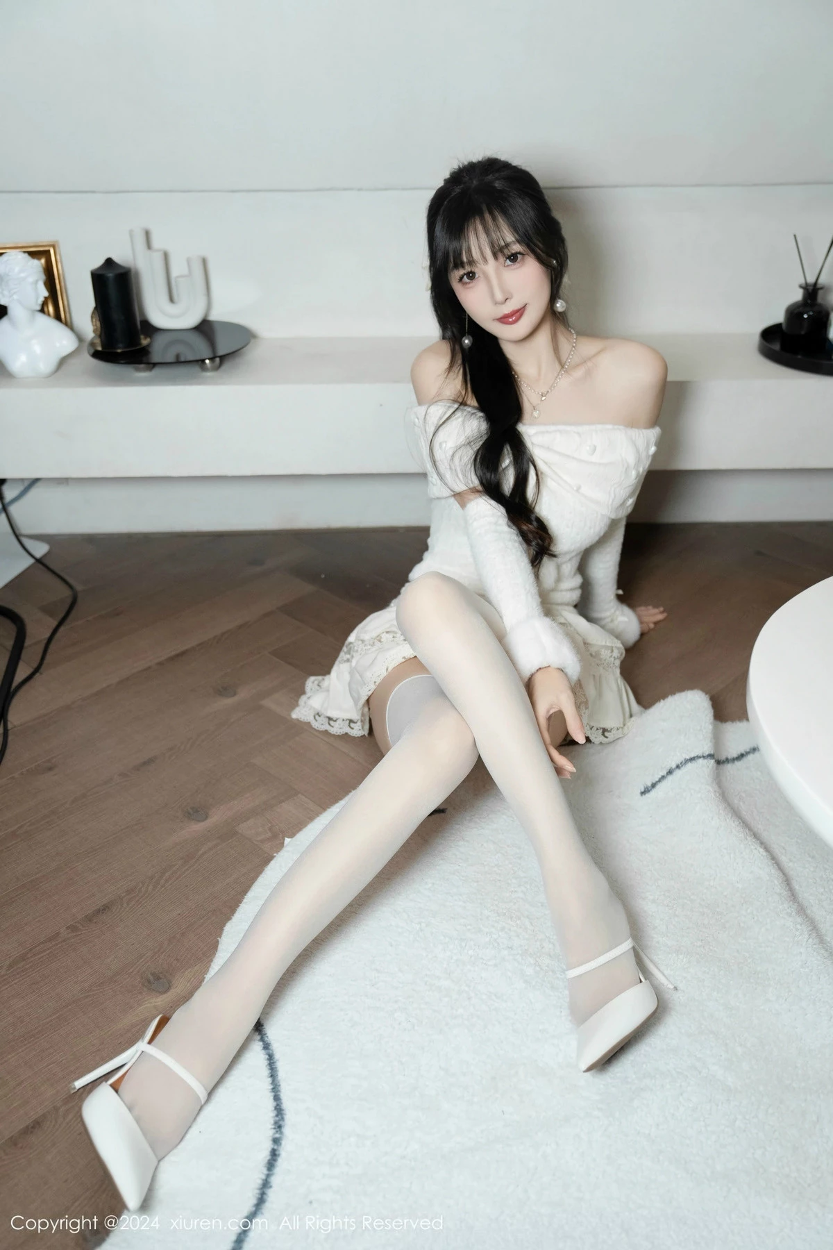 林星阑白色连衣短裙露红色情趣内衣配白丝袜秀美腿绝美写真 第 37 张