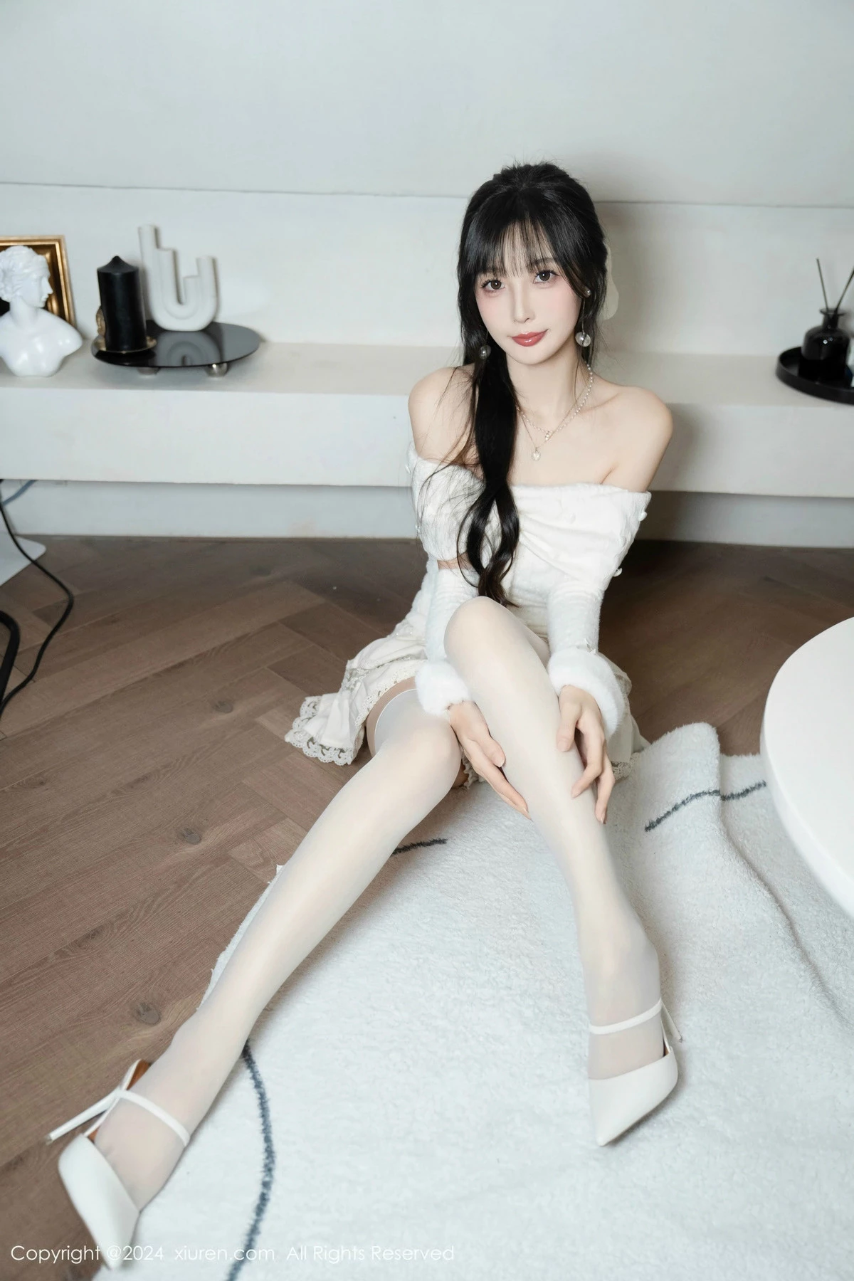 林星阑白色连衣短裙露红色情趣内衣配白丝袜秀美腿绝美写真 第 41 张