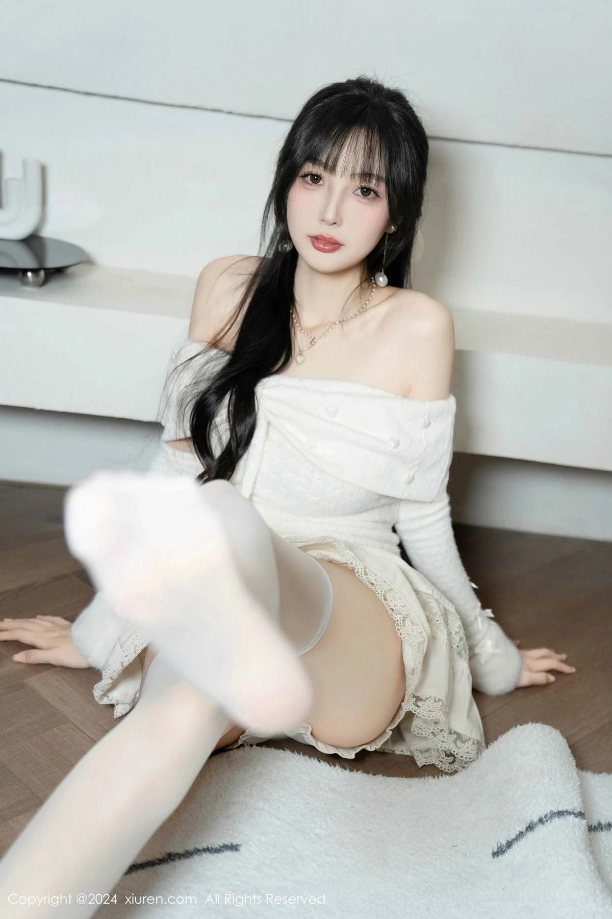 林星阑白色连衣短裙露红色情趣内衣配白丝袜秀美腿绝美写真 第 43 张