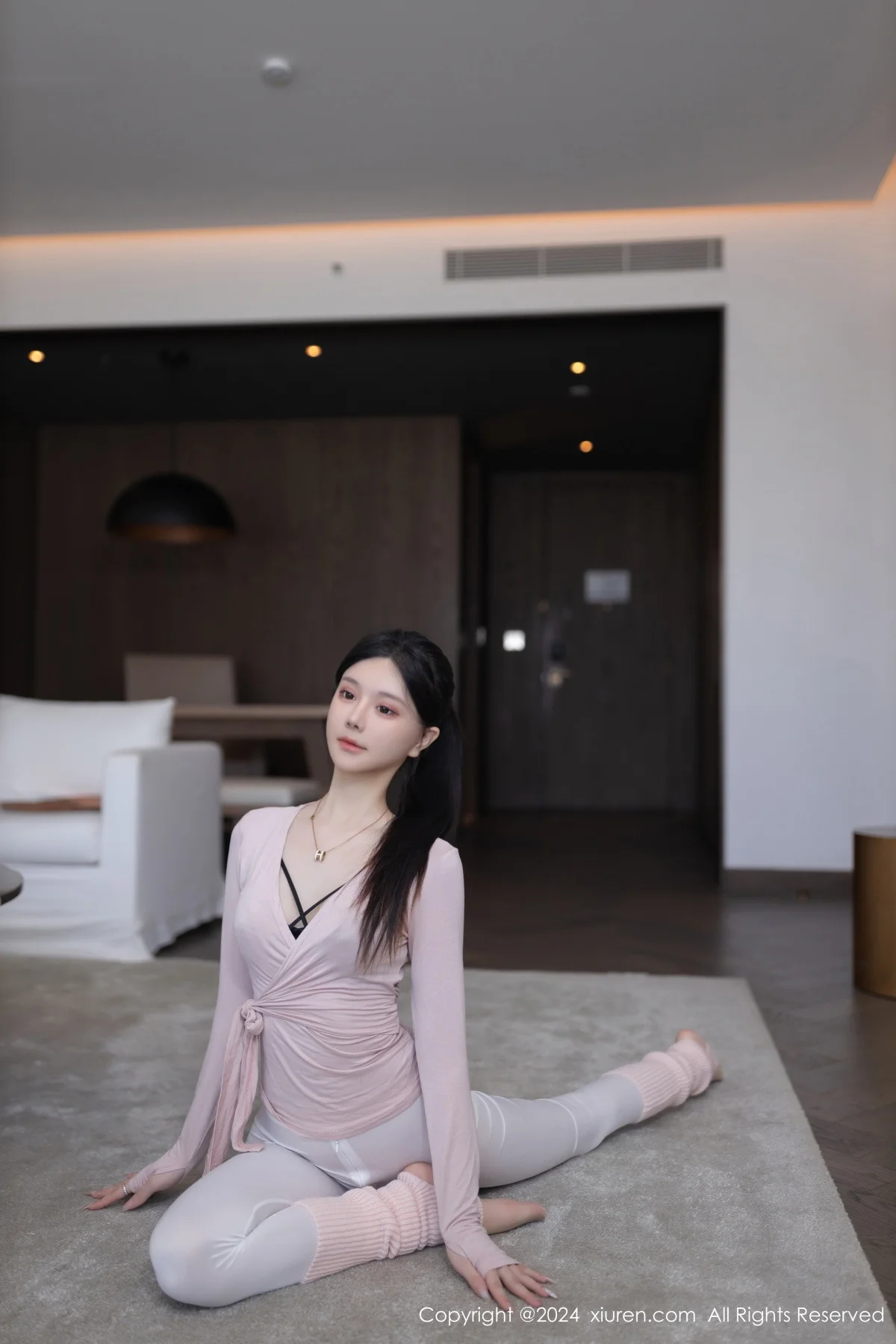 幼幼性感浅粉色瑜伽服配露臀白长裤紧身秀完美身材绝美写真 第 42 张