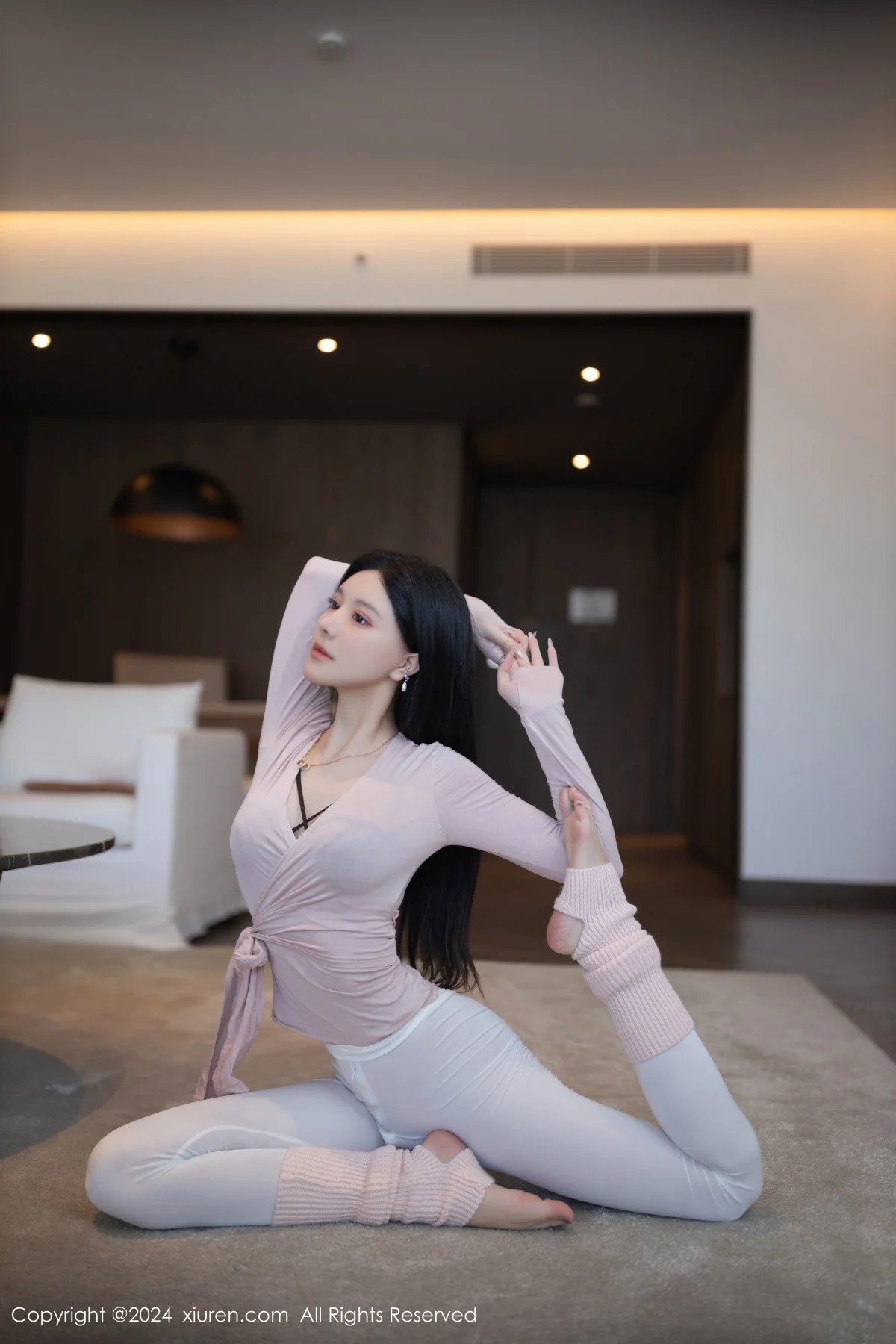 幼幼性感浅粉色瑜伽服配露臀白长裤紧身秀完美身材绝美写真 第 5 张