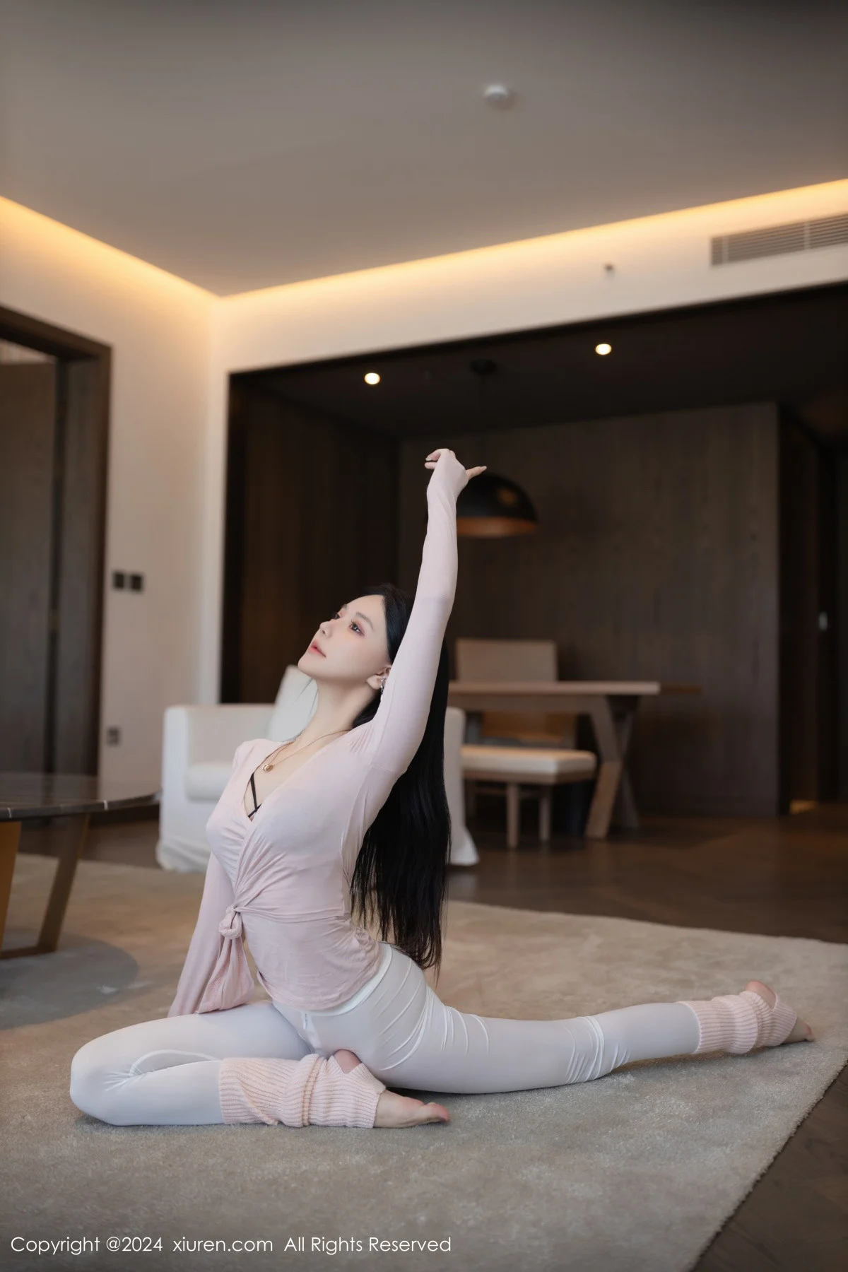 幼幼性感浅粉色瑜伽服配露臀白长裤紧身秀完美身材绝美写真 第 9 张