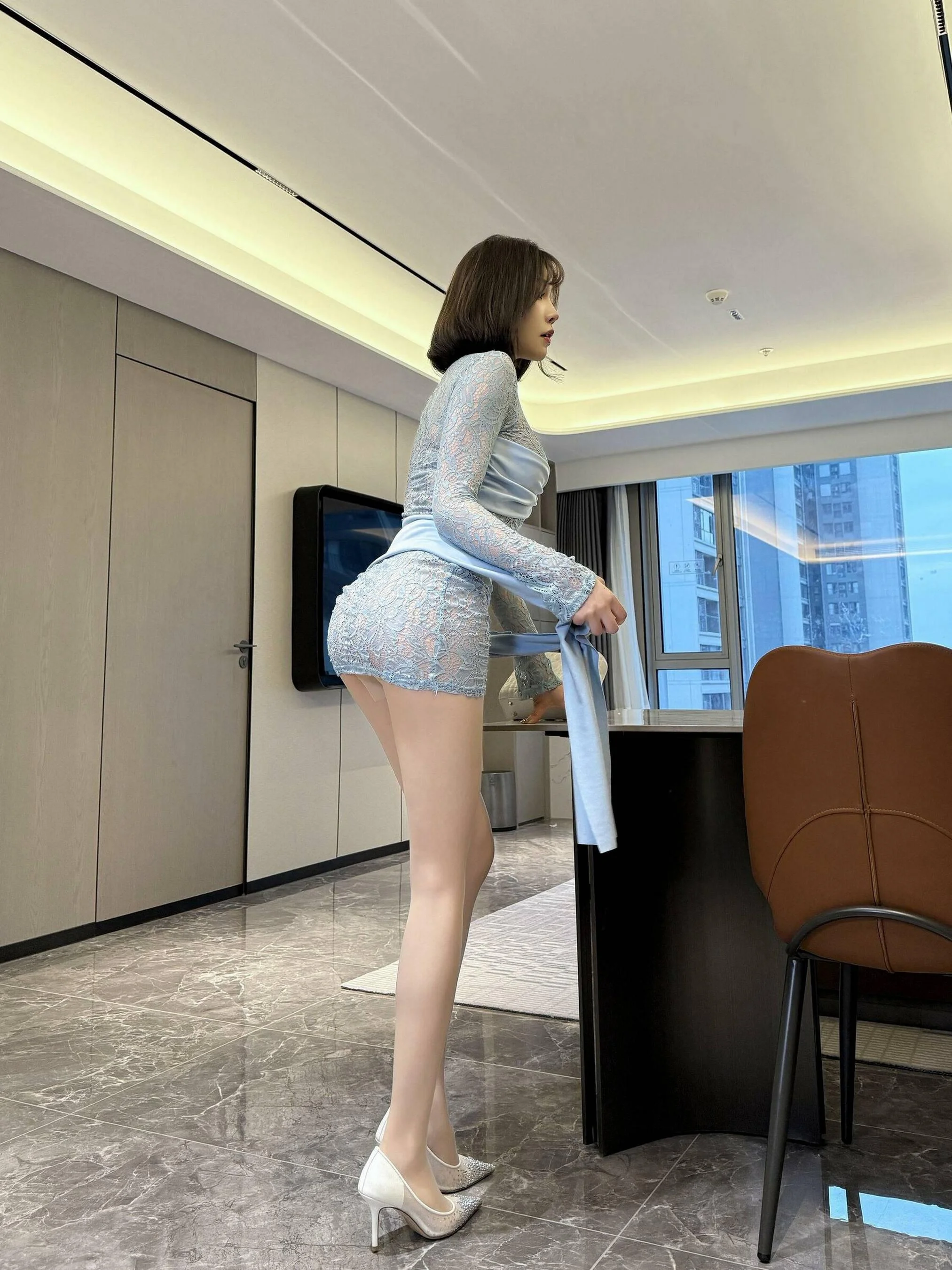 [秀人付费] 徐莉芝Booty 诱人私拍福利 蓝色短裙吊带灰丝 第 184 张