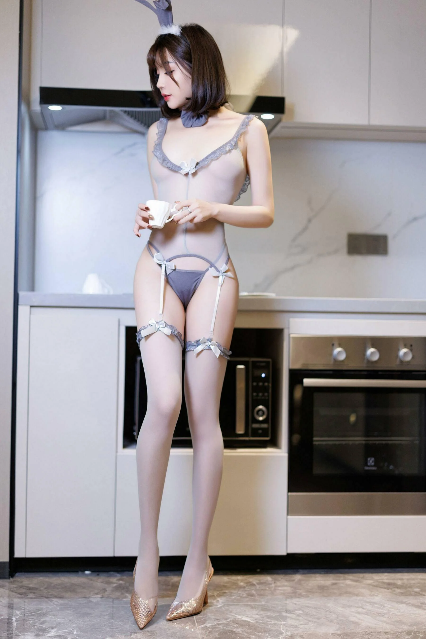[秀人付费] 徐莉芝Booty 诱人私拍福利 蓝色短裙吊带灰丝 第 78 张