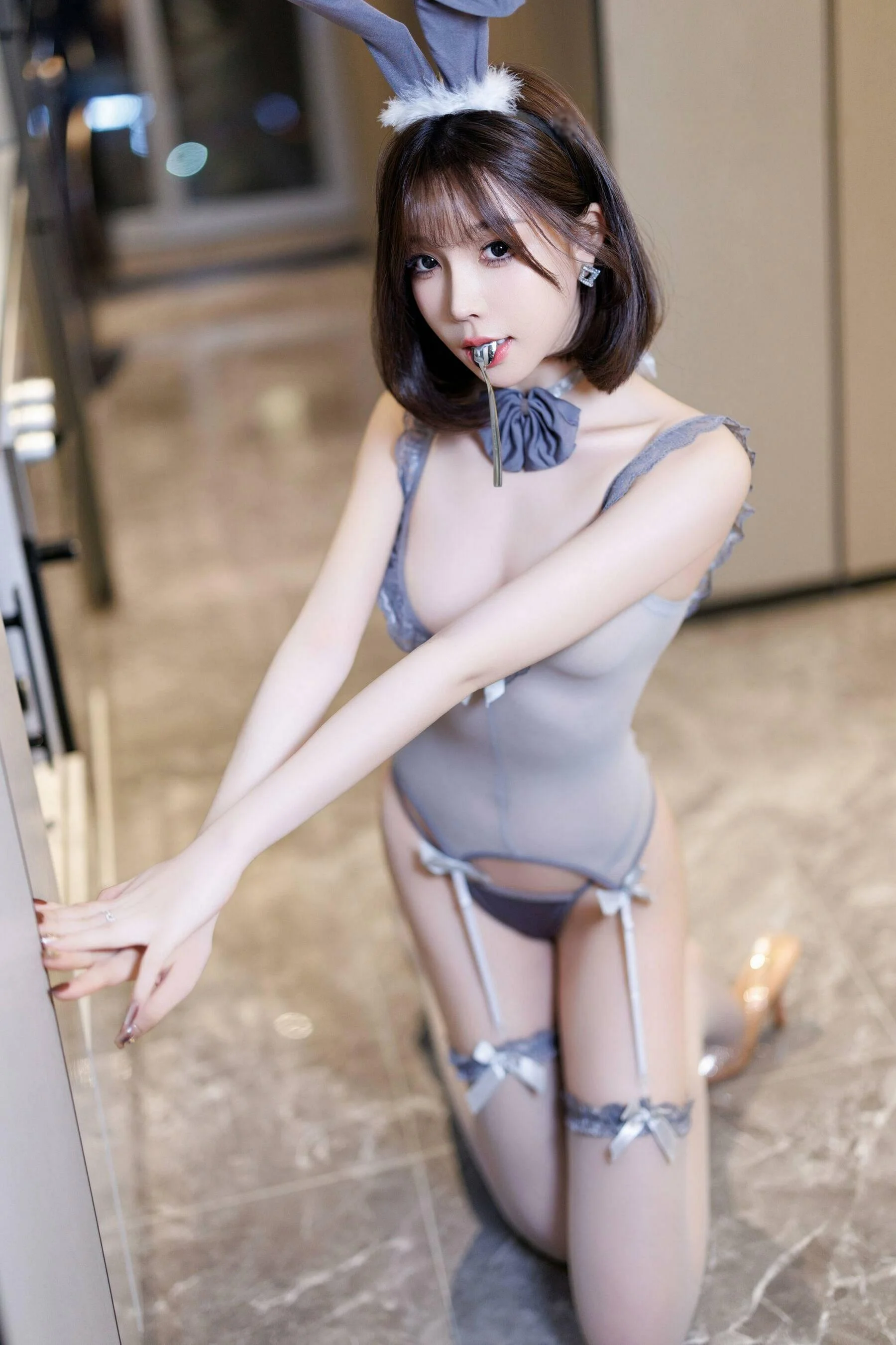 [秀人付费] 徐莉芝Booty 诱人私拍福利 蓝色短裙吊带灰丝 第 88 张