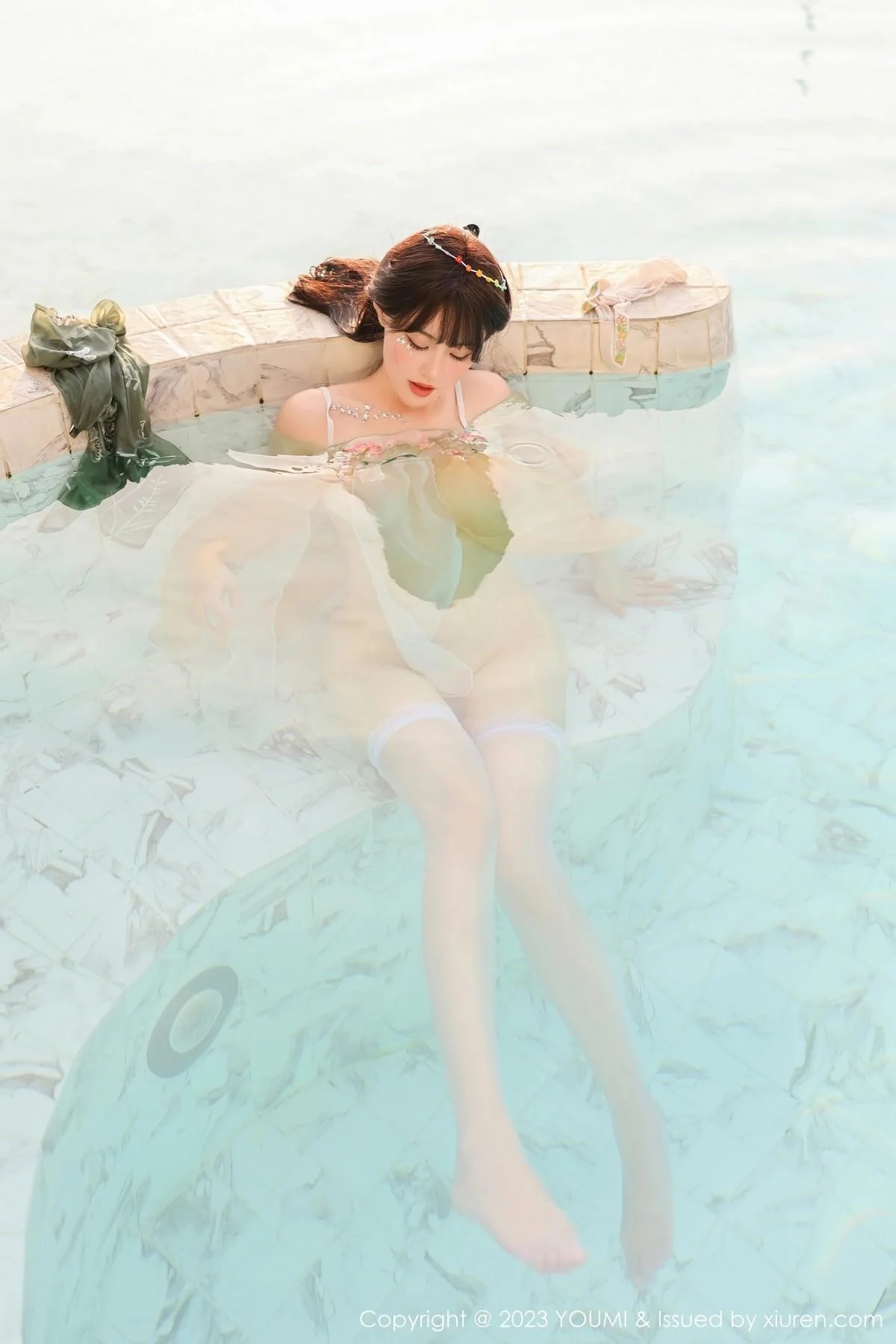朱可儿Flora泳池边淡黄色轻透薄纱秀雪峰美臀极致绝美写真 第 131 张
