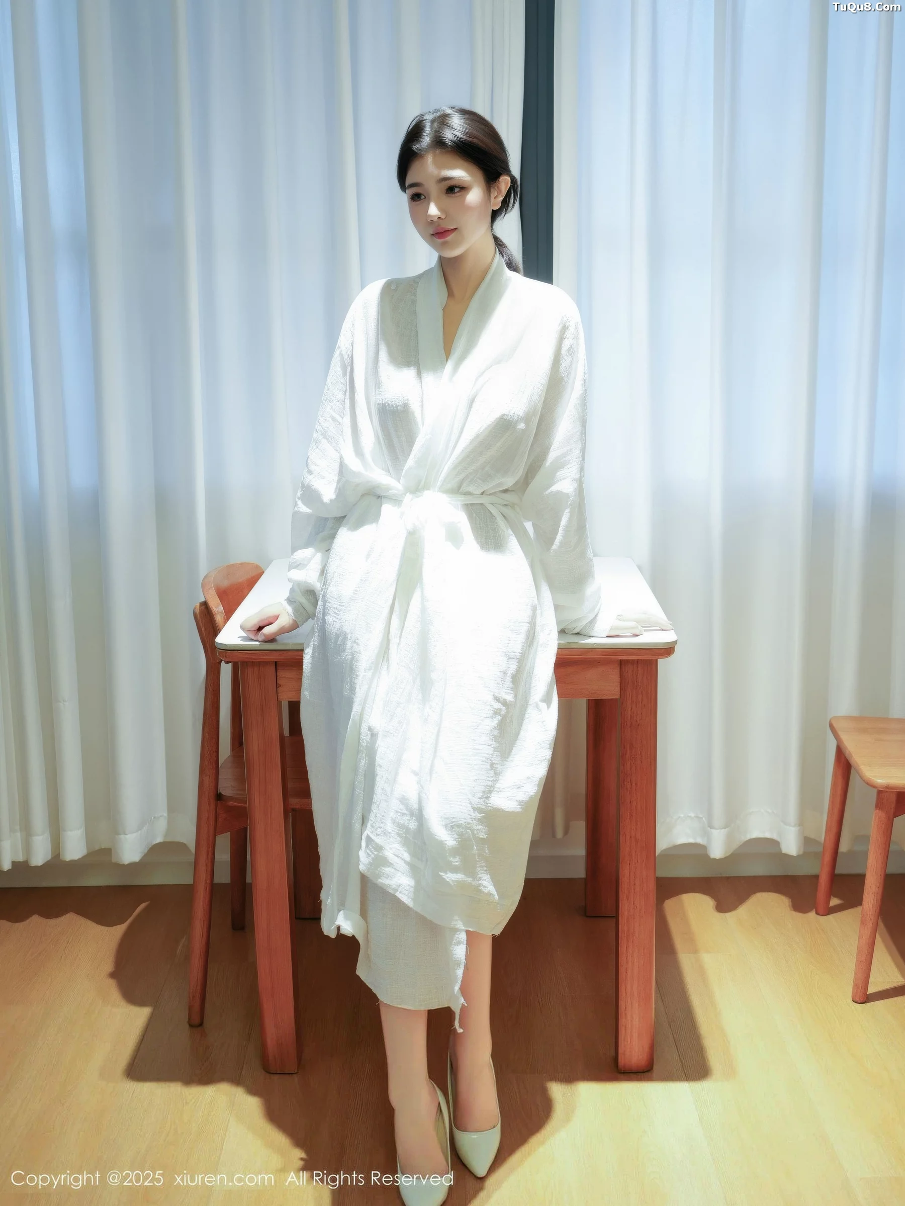 林悦溪儿性感白色长浴袍配白色高跟秀修长美腿撩人绝美写真 第 2 张