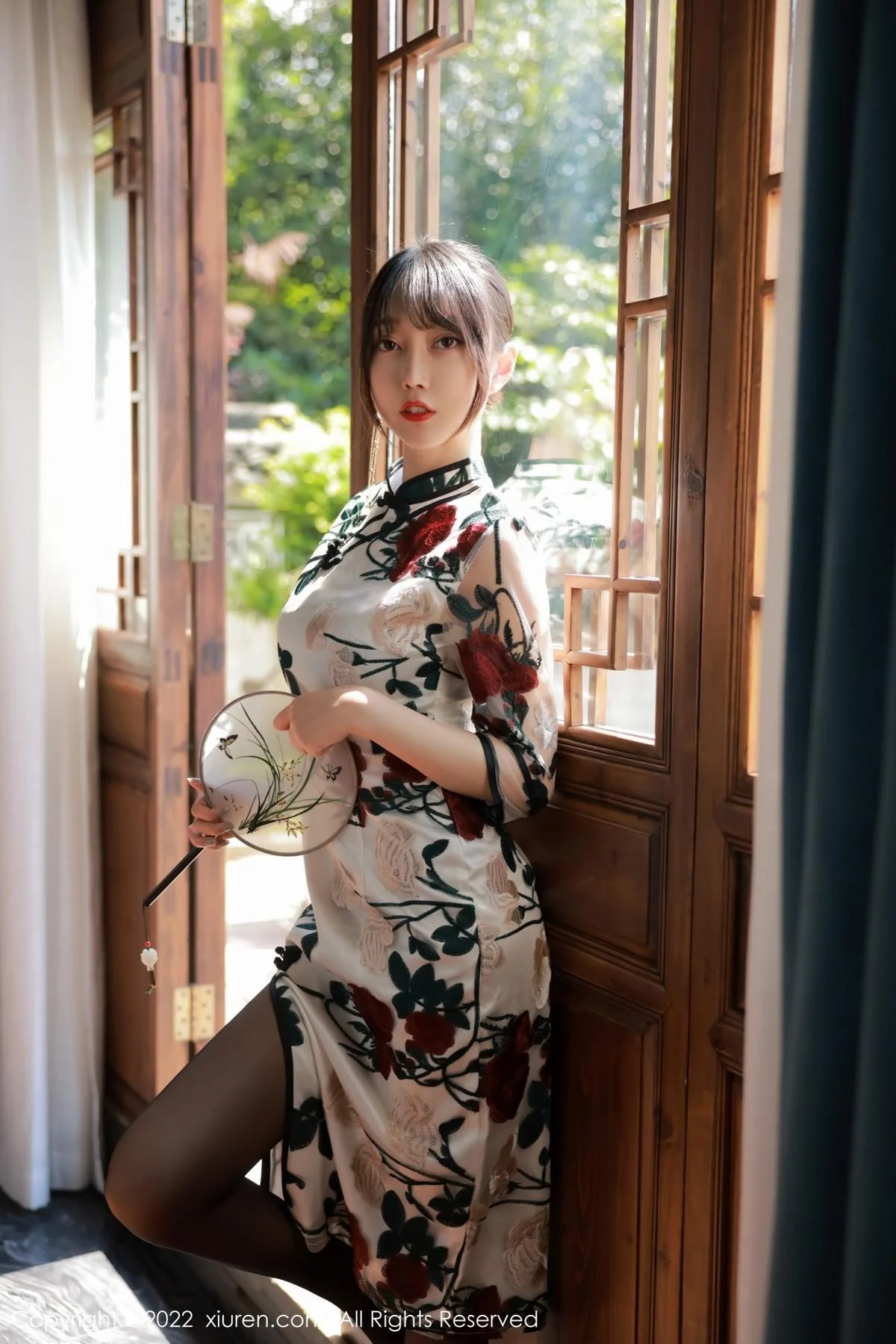 玥儿玥er澳门旅拍半脱露黑色轻透内衣配超薄黑丝绝美写真 第 10 张