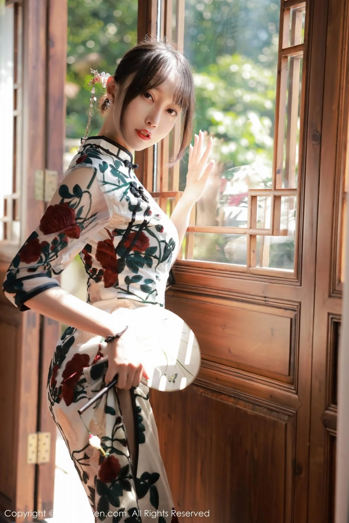 玥儿玥er澳门旅拍半脱露黑色轻透内衣配超薄黑丝绝美写真 第 13 张