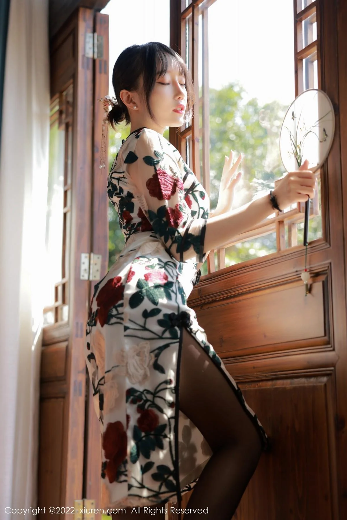 玥儿玥er澳门旅拍半脱露黑色轻透内衣配超薄黑丝绝美写真 第 16 张