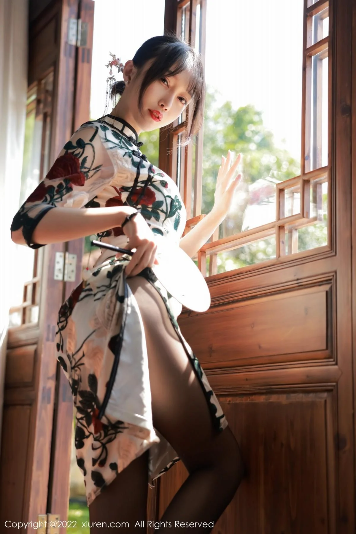 玥儿玥er澳门旅拍半脱露黑色轻透内衣配超薄黑丝绝美写真 第 18 张
