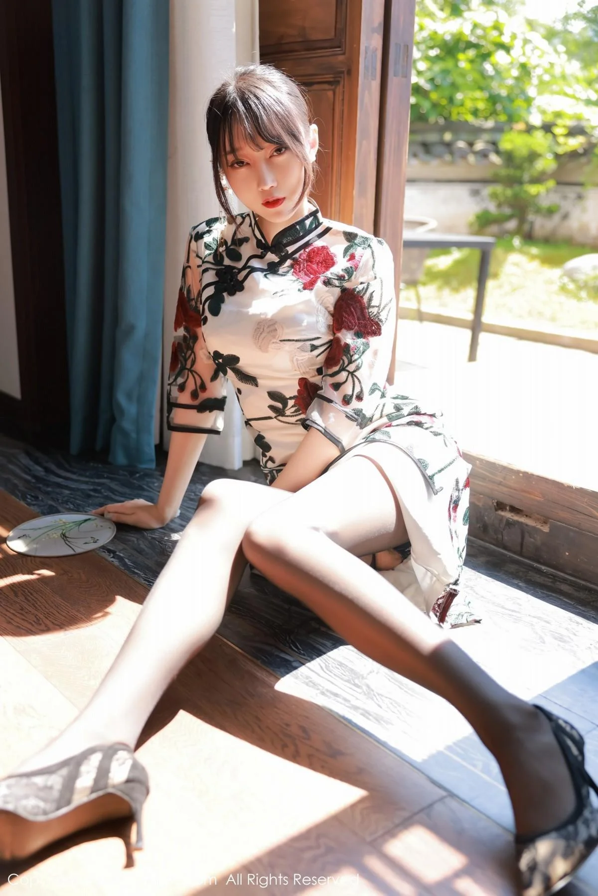 玥儿玥er澳门旅拍半脱露黑色轻透内衣配超薄黑丝绝美写真 第 24 张