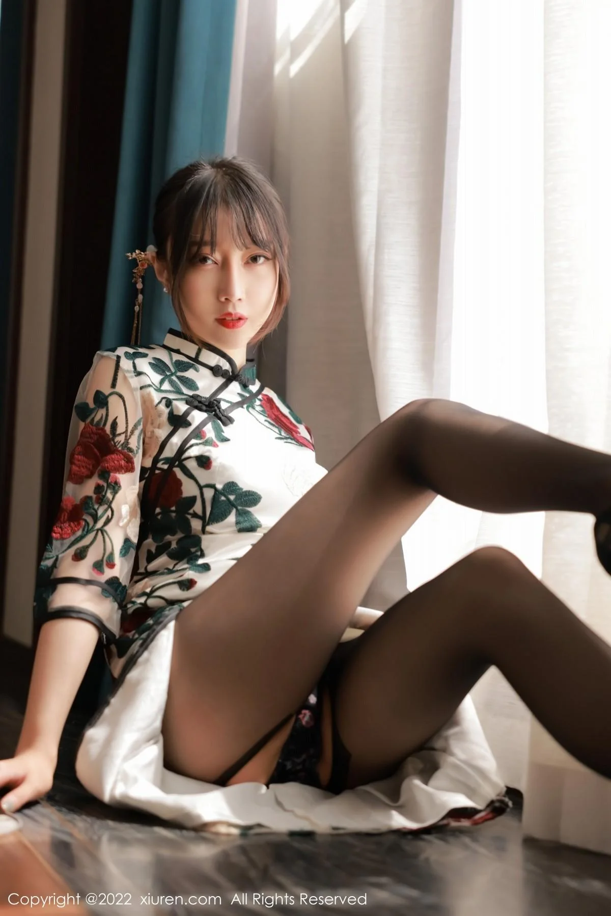 玥儿玥er澳门旅拍半脱露黑色轻透内衣配超薄黑丝绝美写真 第 27 张