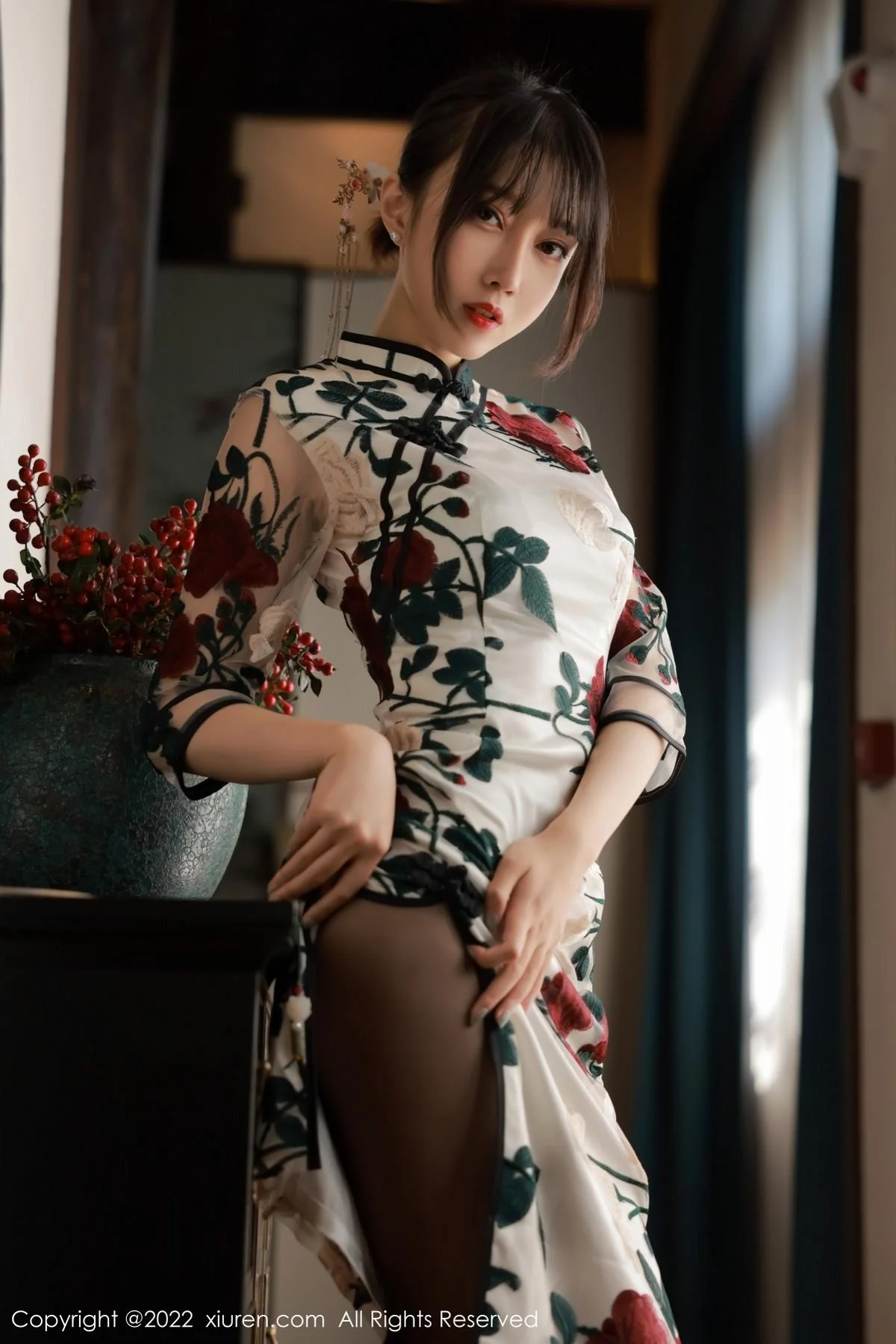 玥儿玥er澳门旅拍半脱露黑色轻透内衣配超薄黑丝绝美写真 第 4 张