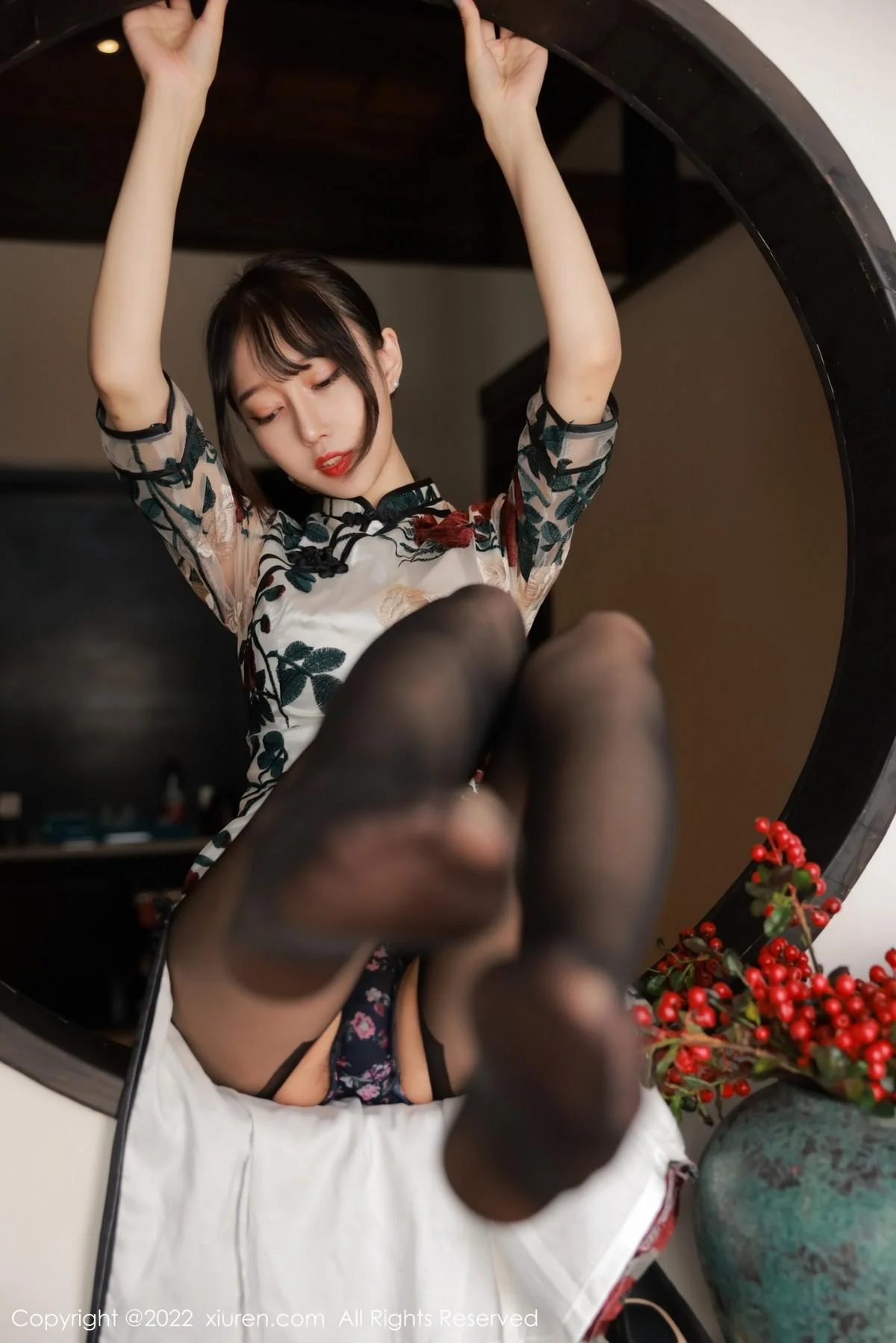 玥儿玥er澳门旅拍半脱露黑色轻透内衣配超薄黑丝绝美写真 第 46 张