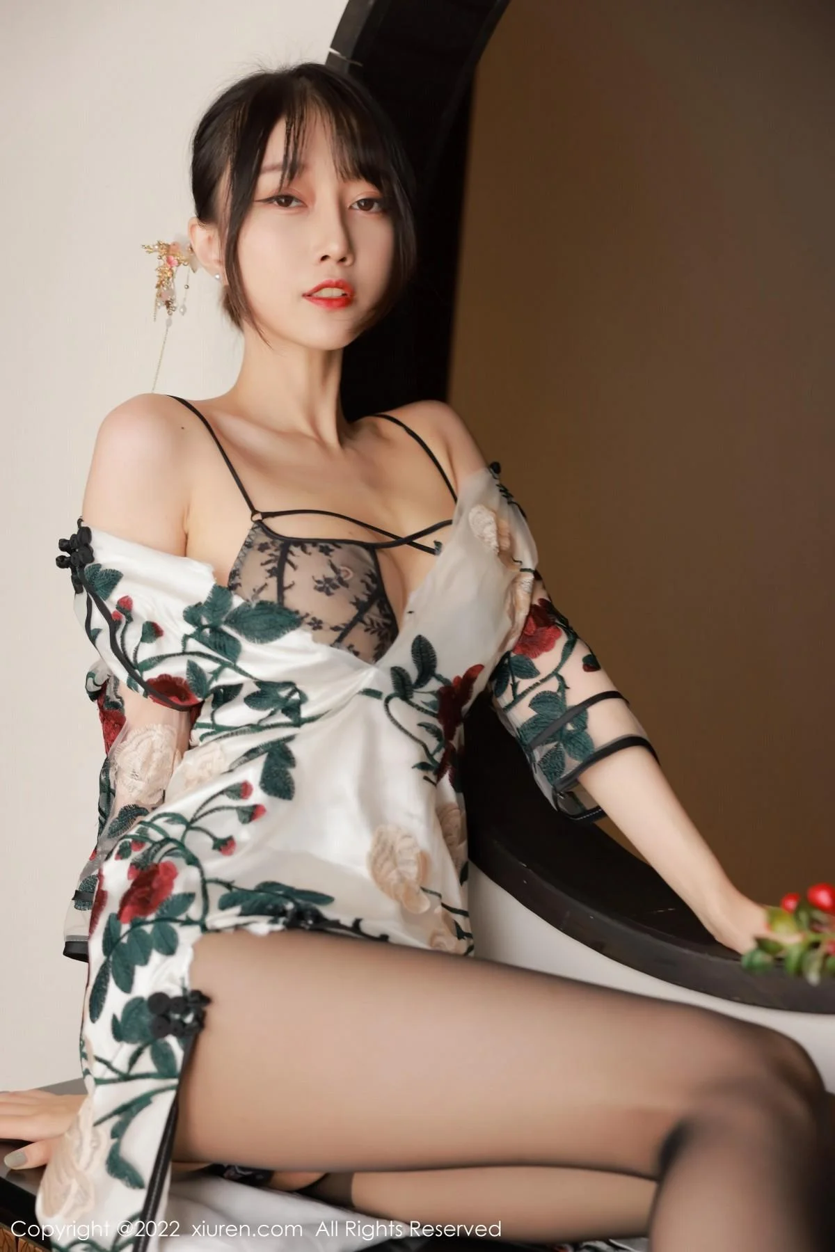 玥儿玥er澳门旅拍半脱露黑色轻透内衣配超薄黑丝绝美写真 第 62 张