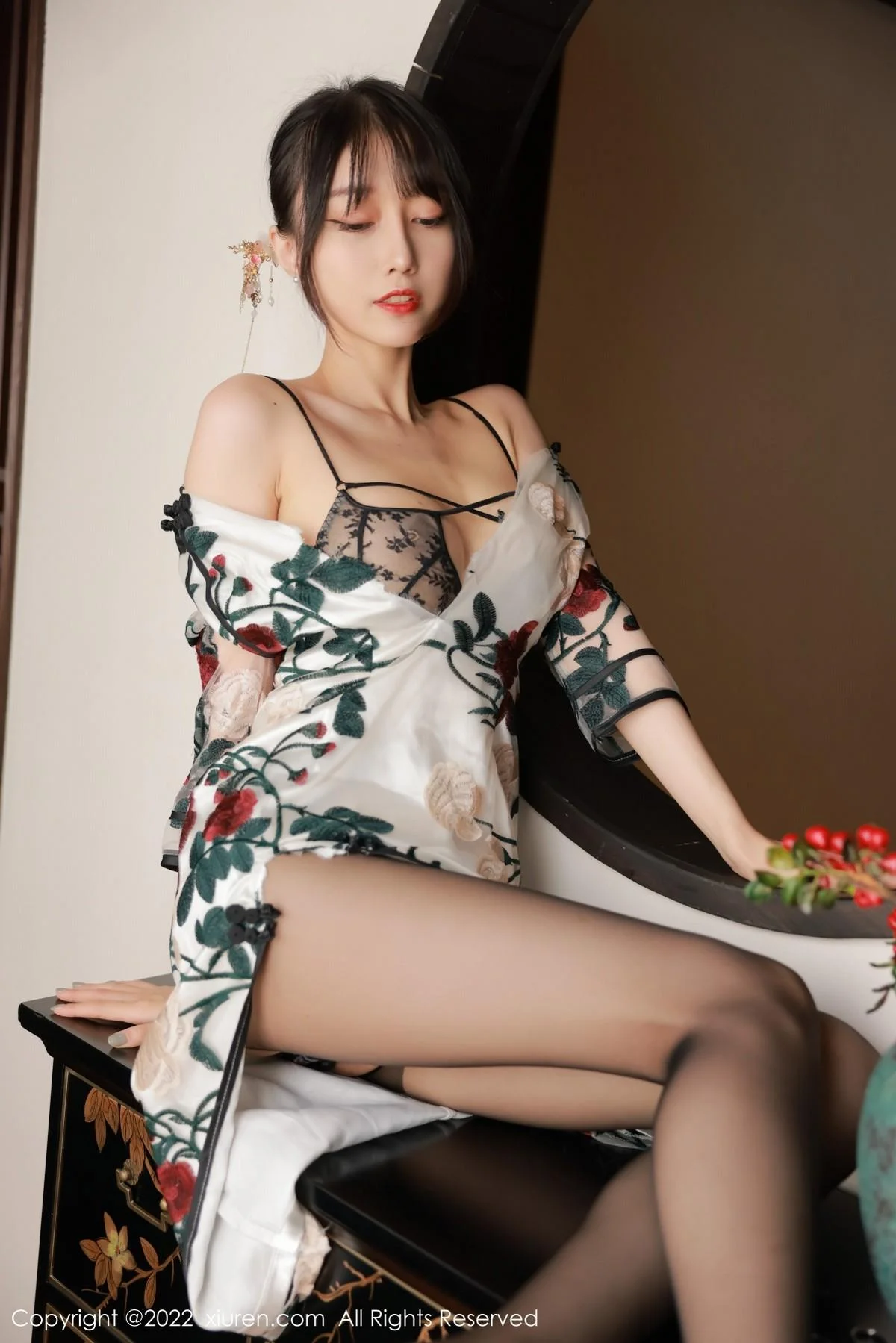 玥儿玥er澳门旅拍半脱露黑色轻透内衣配超薄黑丝绝美写真 第 63 张