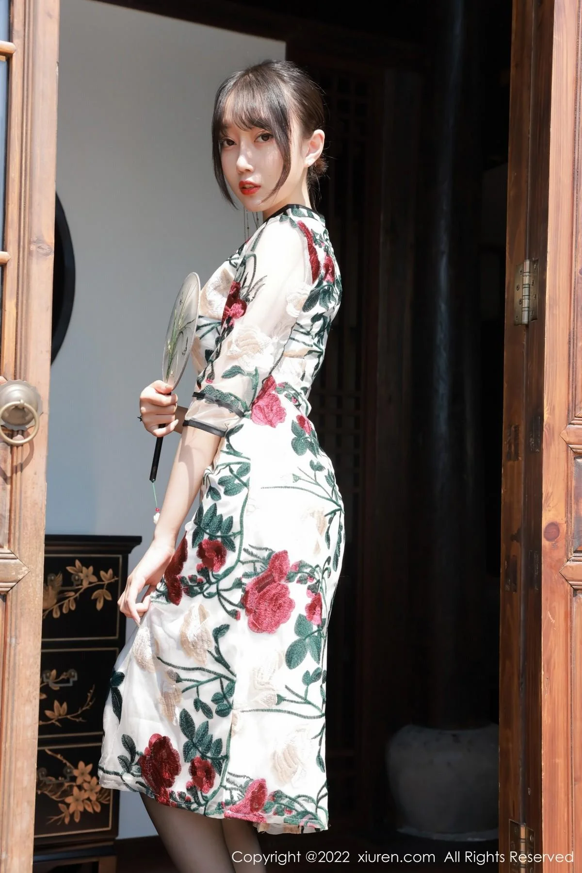 玥儿玥er澳门旅拍半脱露黑色轻透内衣配超薄黑丝绝美写真 第 8 张