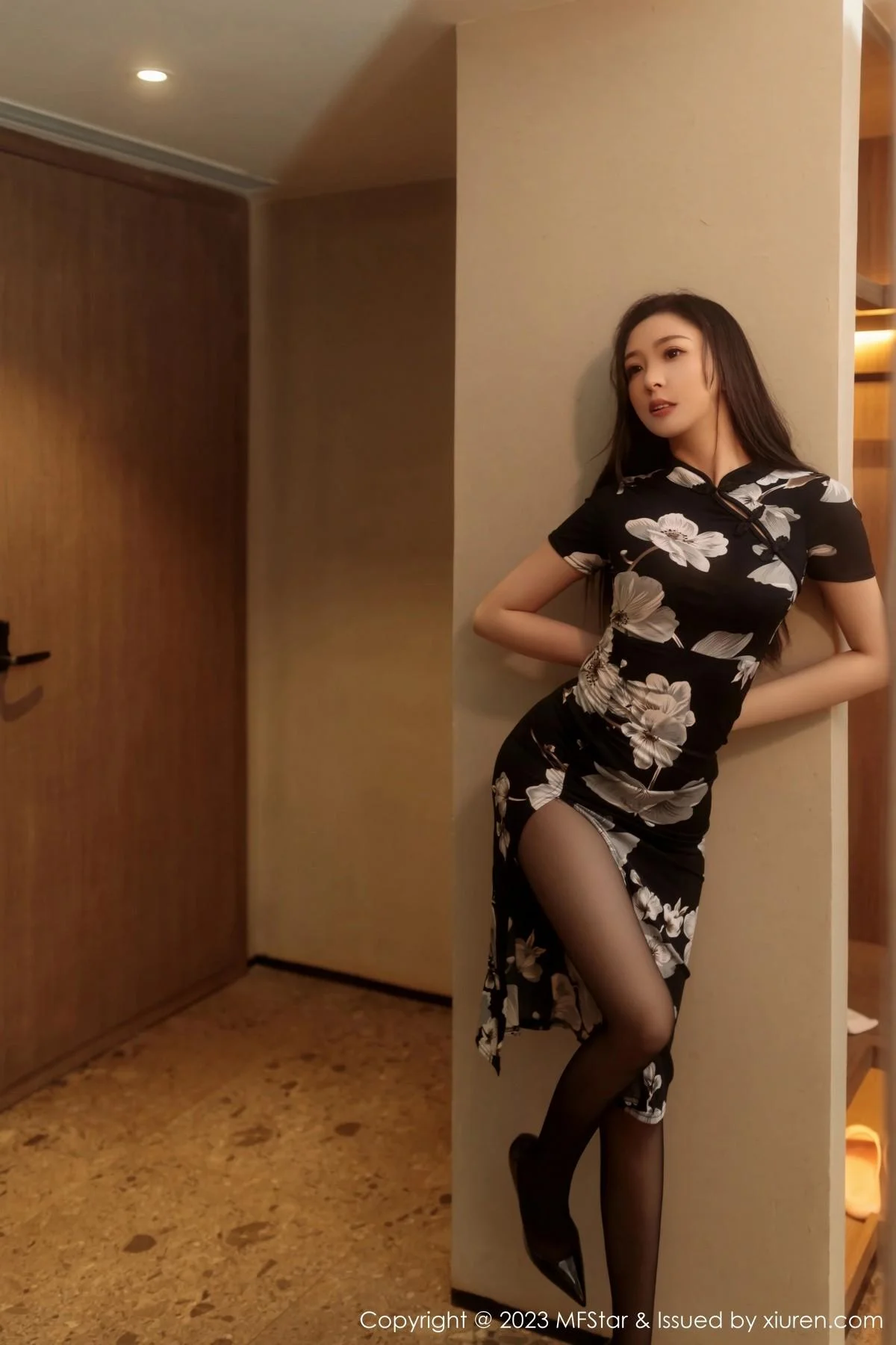 小波多性感黑色带图案旗袍配超薄黑丝秀苗条身材绝美写真 第 12 张