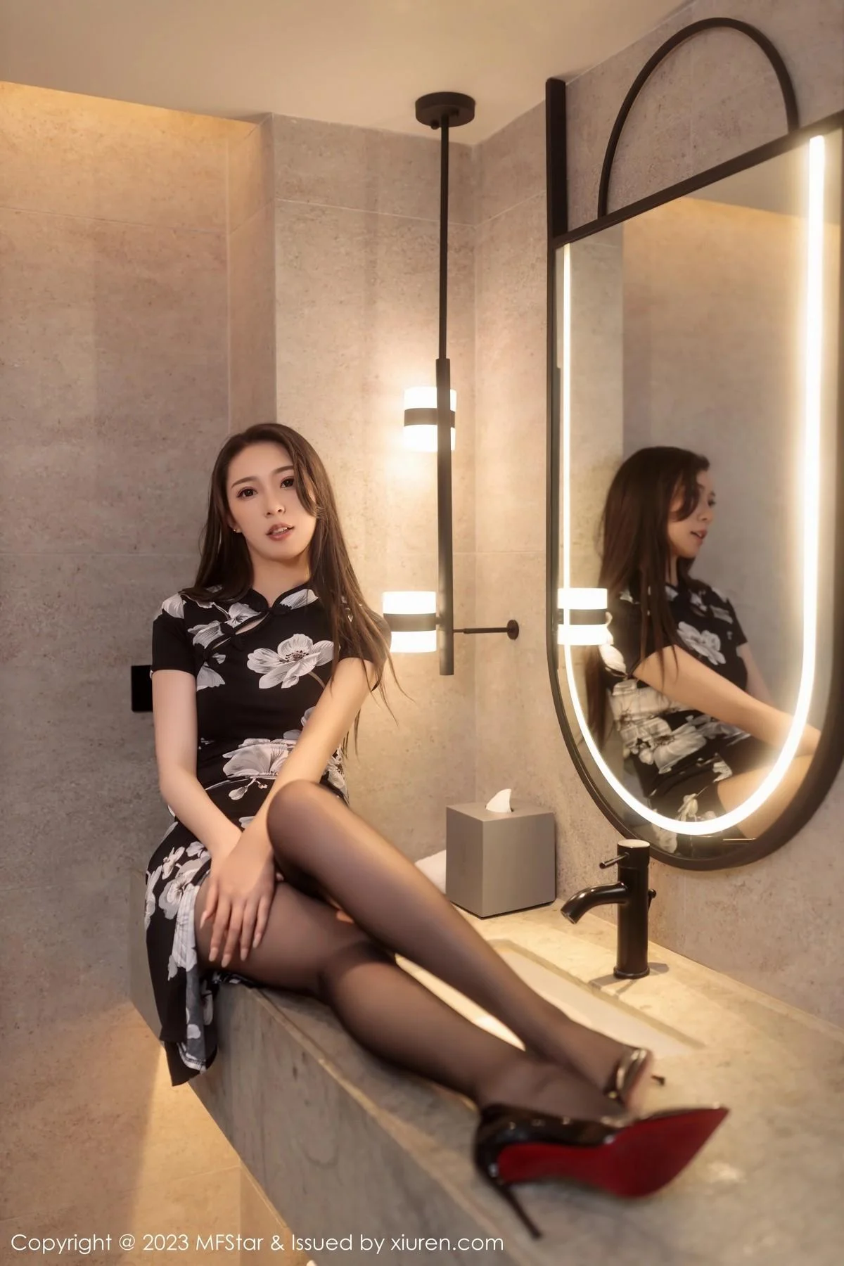 小波多性感黑色带图案旗袍配超薄黑丝秀苗条身材绝美写真 第 19 张
