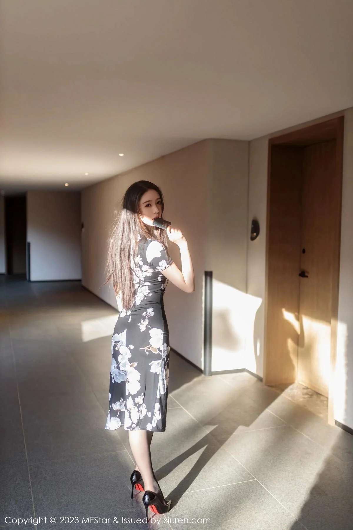 小波多性感黑色带图案旗袍配超薄黑丝秀苗条身材绝美写真 第 2 张