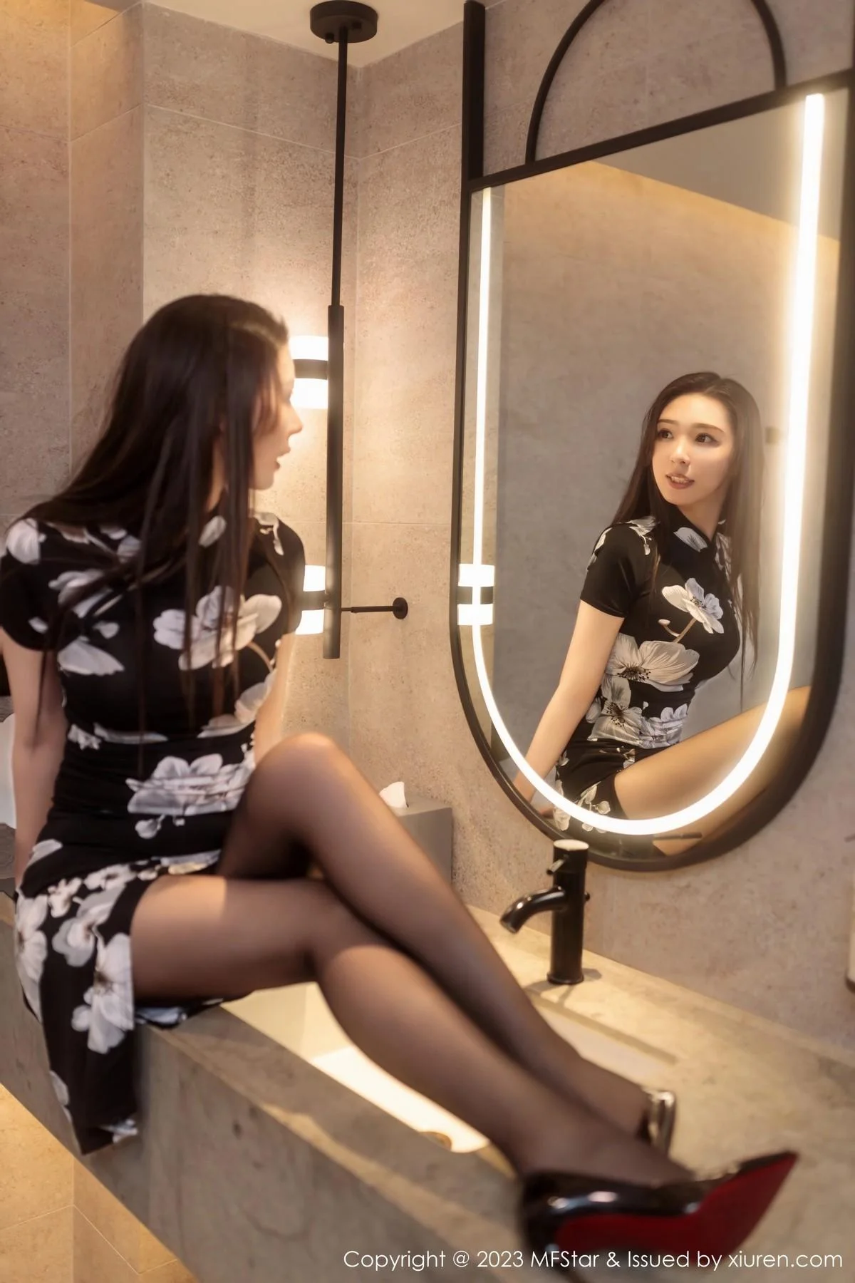 小波多性感黑色带图案旗袍配超薄黑丝秀苗条身材绝美写真 第 21 张