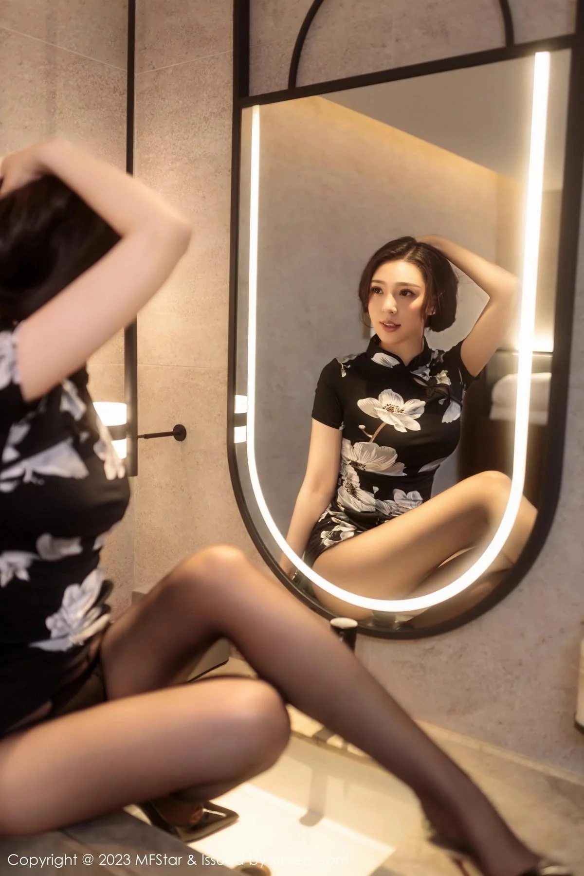 小波多性感黑色带图案旗袍配超薄黑丝秀苗条身材绝美写真 第 25 张